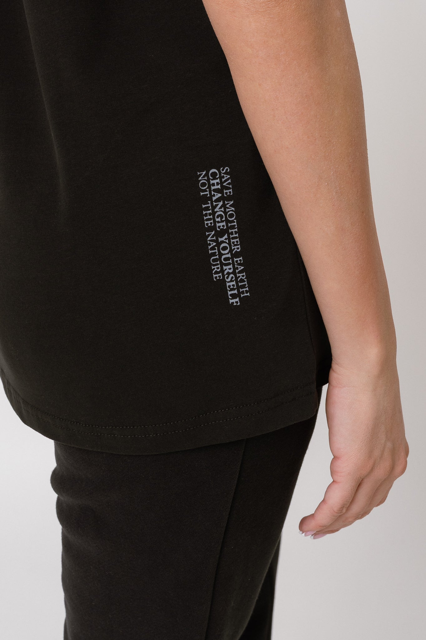 WOMEN'S BLACK T-SHIRT - MORAINE