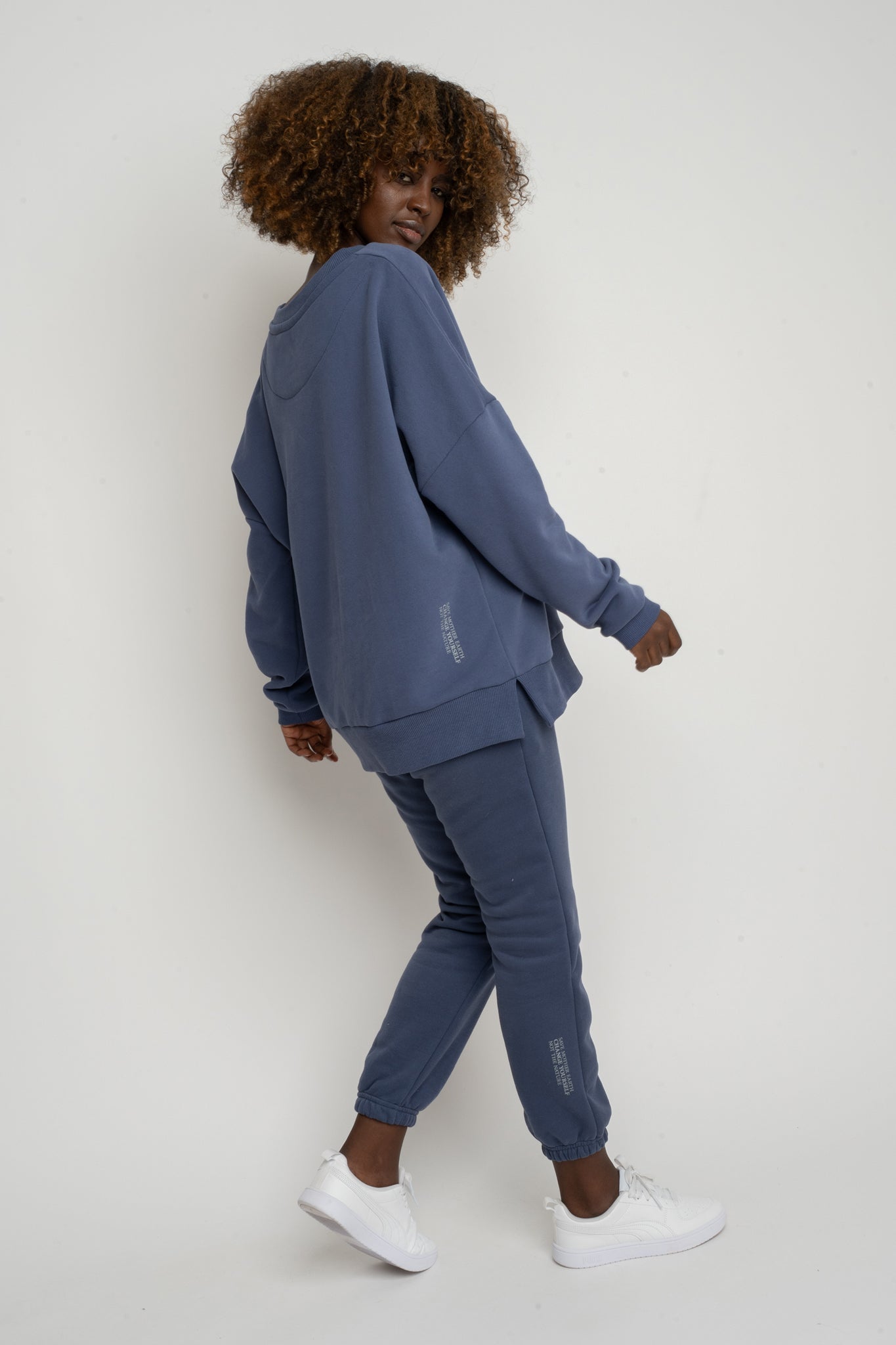 BLUZA OVERSIZE Z SZEROKIM DEKOLTEM GRANATOWA  - MULL