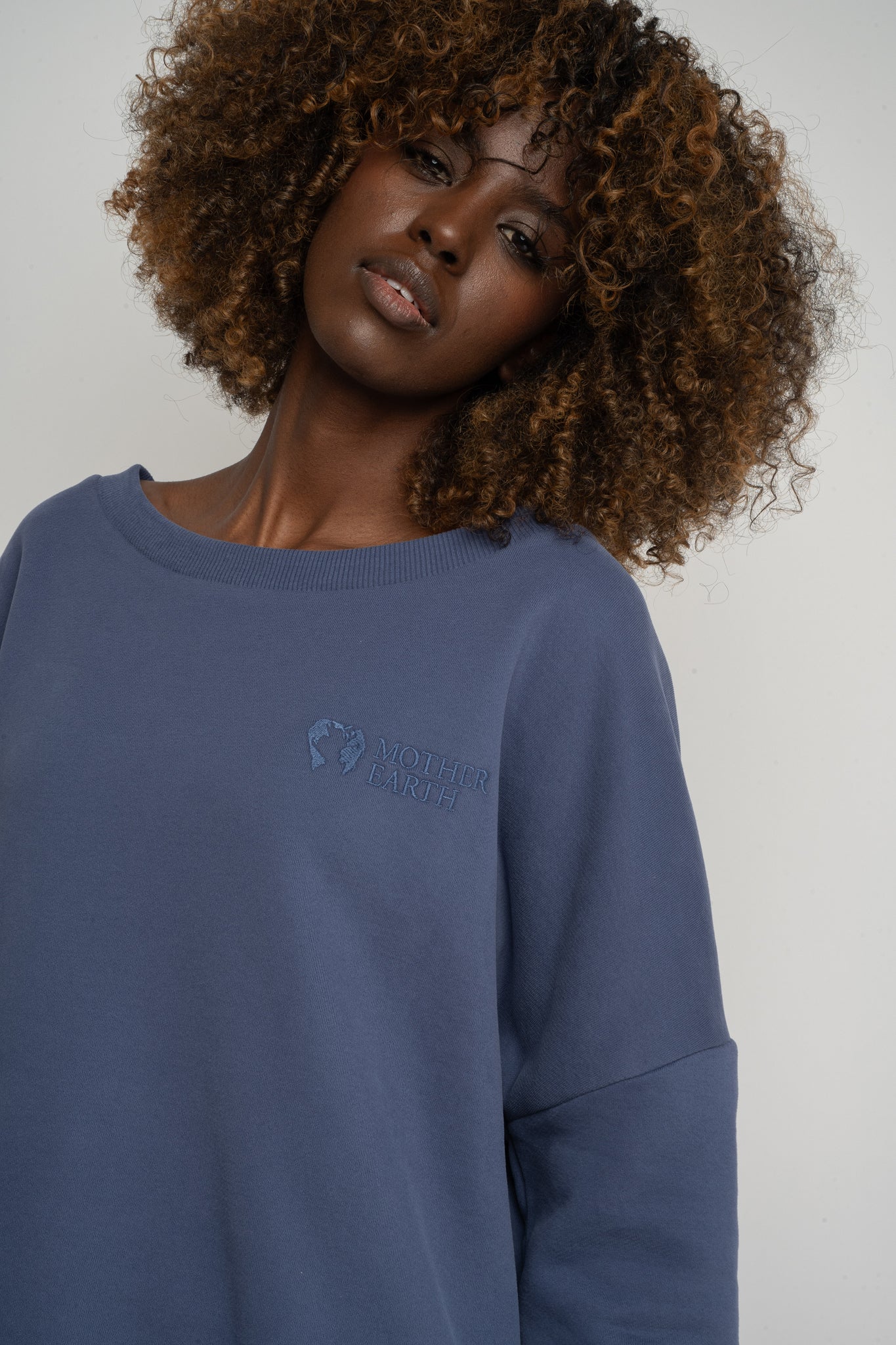 BLUZA OVERSIZE Z SZEROKIM DEKOLTEM GRANATOWA  - MULL