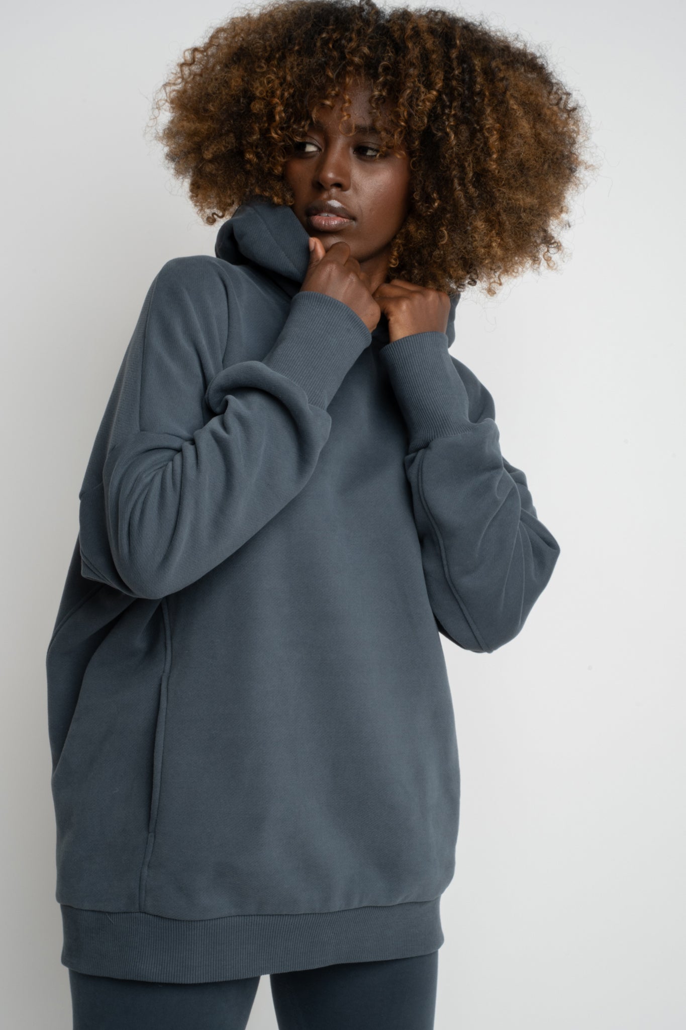BLUZA OVERSIZE Z KAPTUREM GRAFITOWA- EGERIA