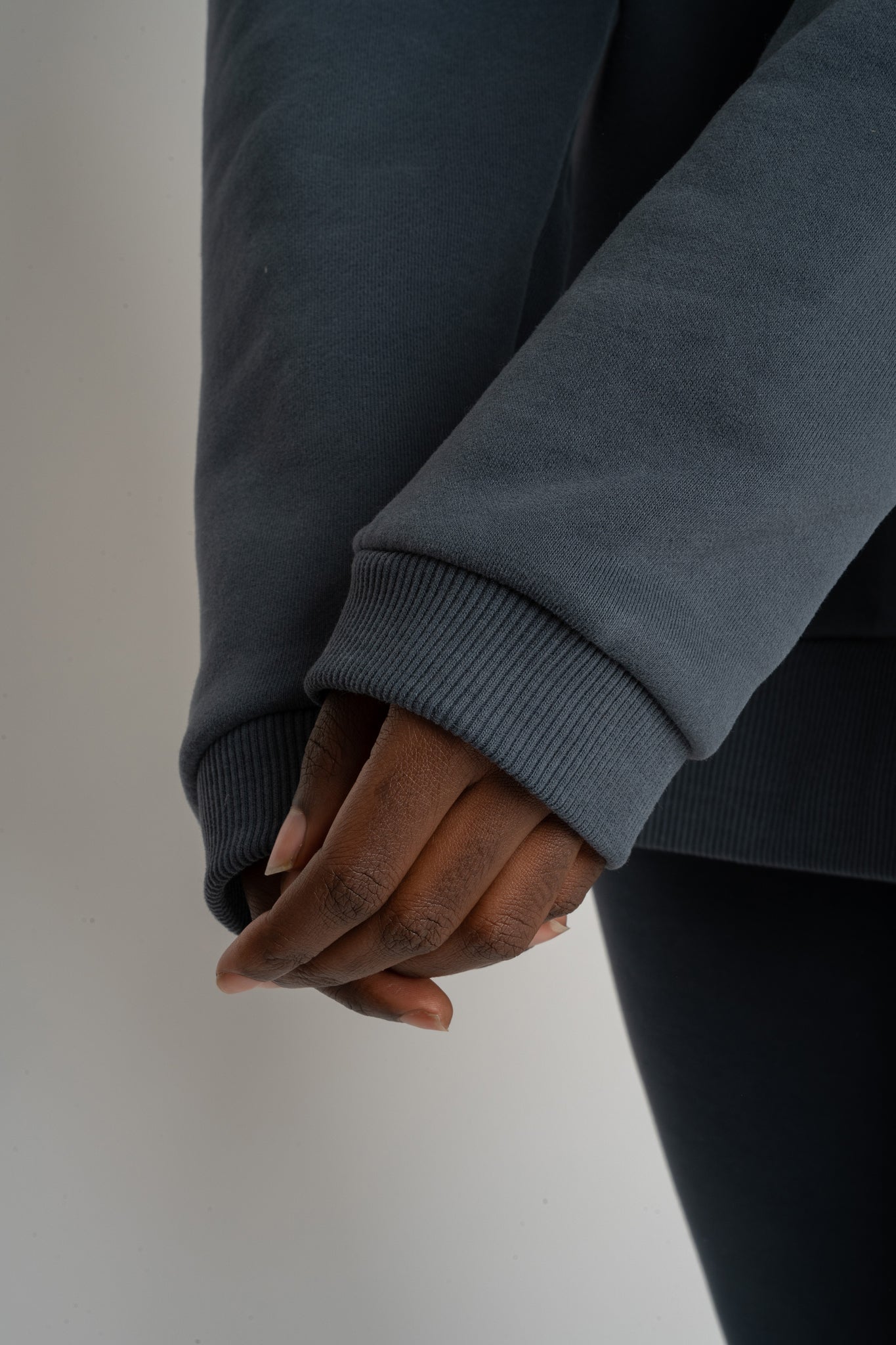 OVERSIZED SWEATSHIRT WITH A WIDE NECKLINE, GRAPHITE - MULL