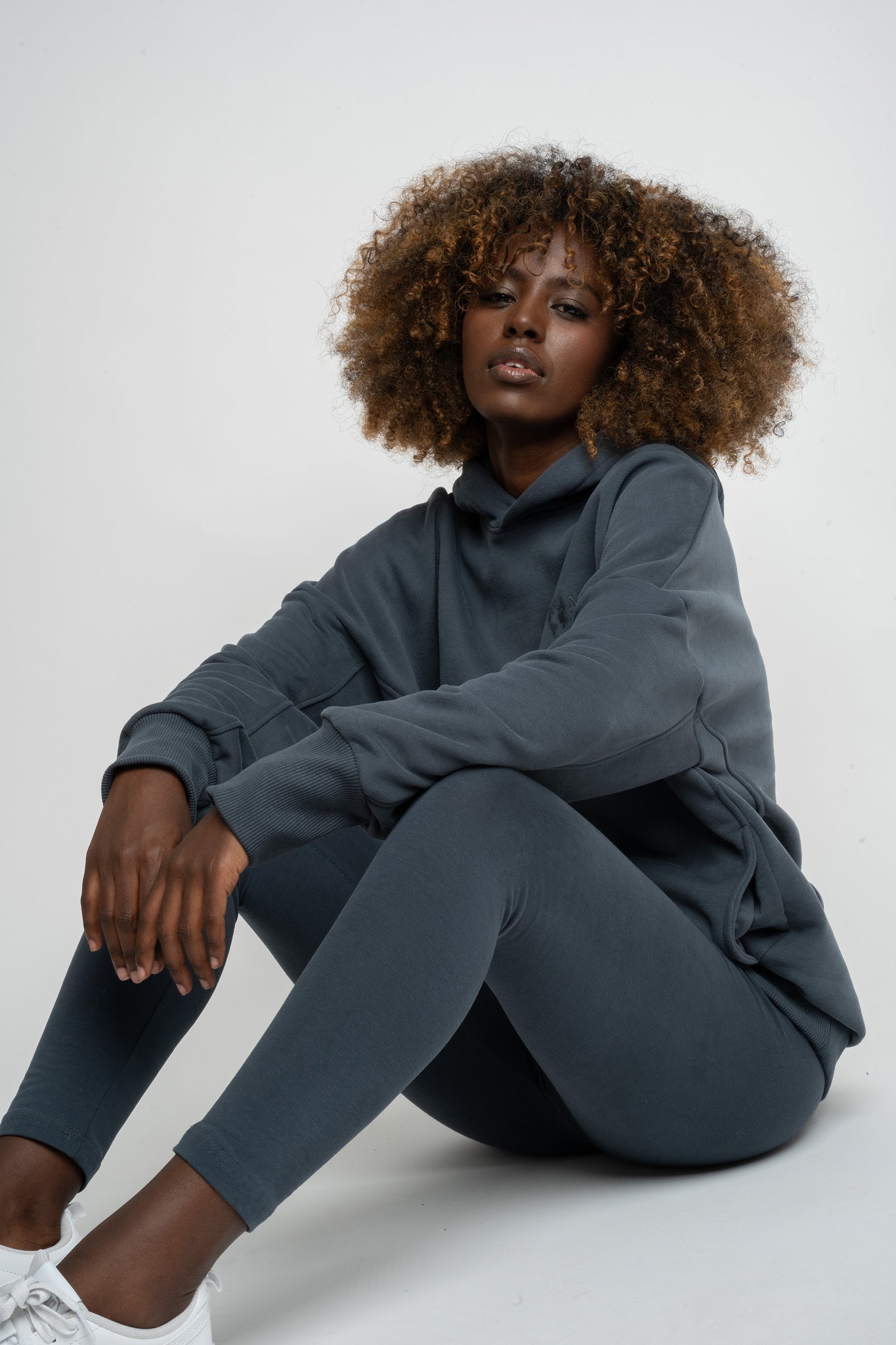 BLUZA OVERSIZE Z KAPTUREM GRAFITOWA- EGERIA