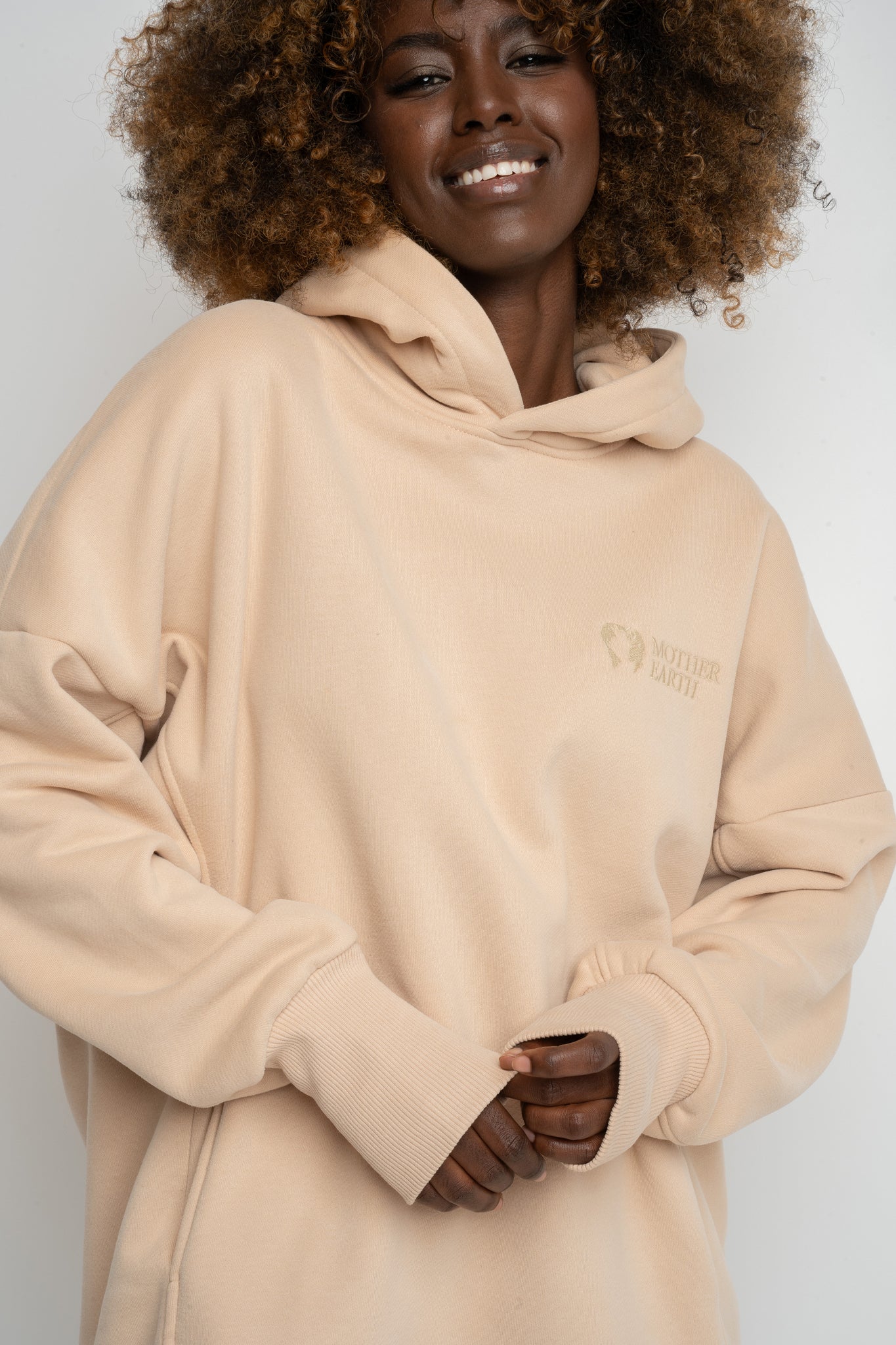 BLUZA OVERSIZE Z KAPTUREM BEŻOWA - EGERIA