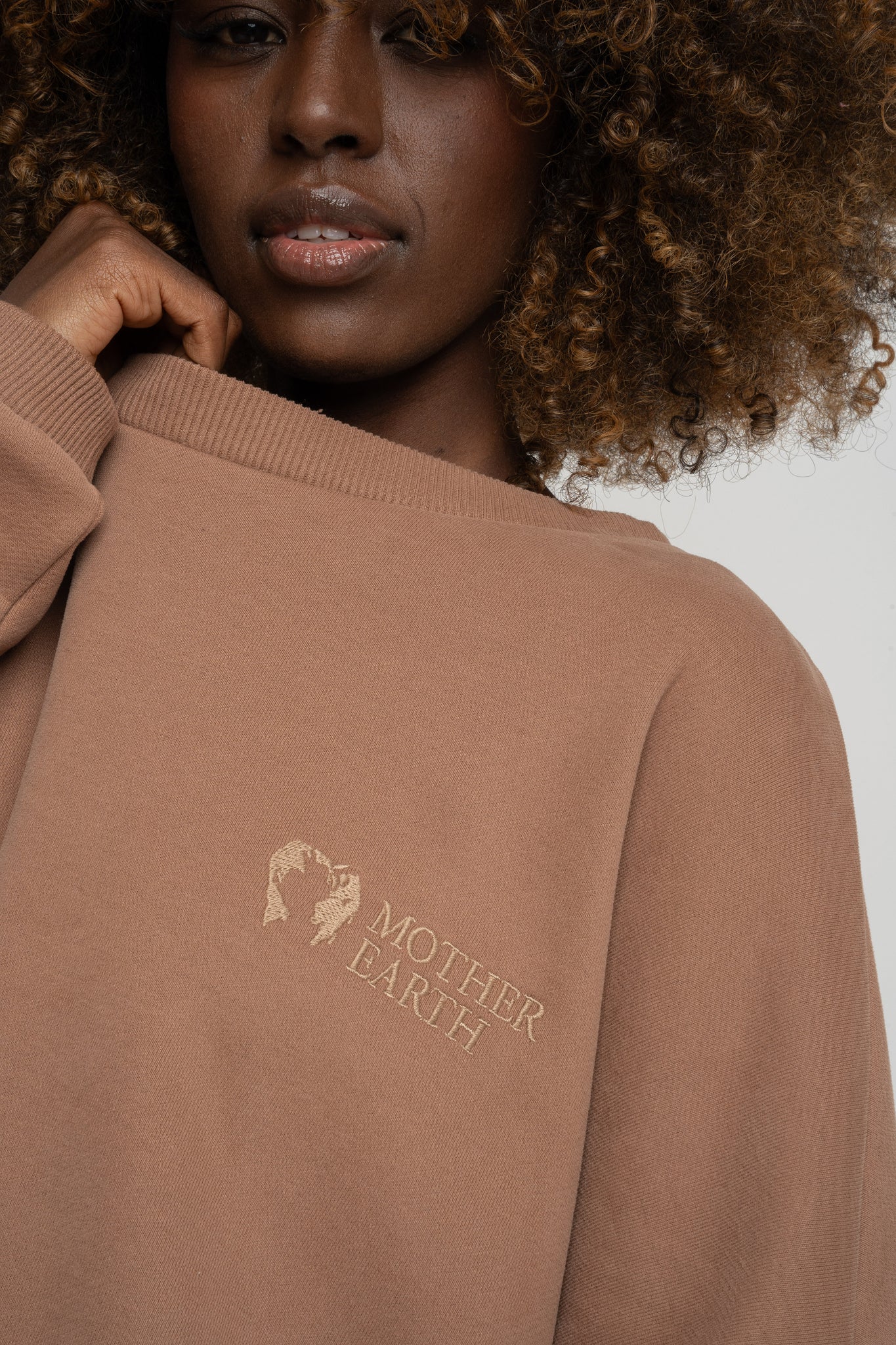REGULAR FIT SWEATSHIRT WITH LONG BACK BROWN - COOK
