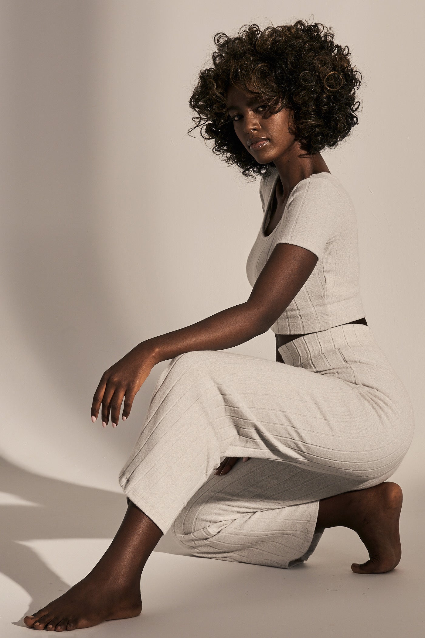 SHORT FITTED LIGHT GREY BLOUSE - KORSYKA