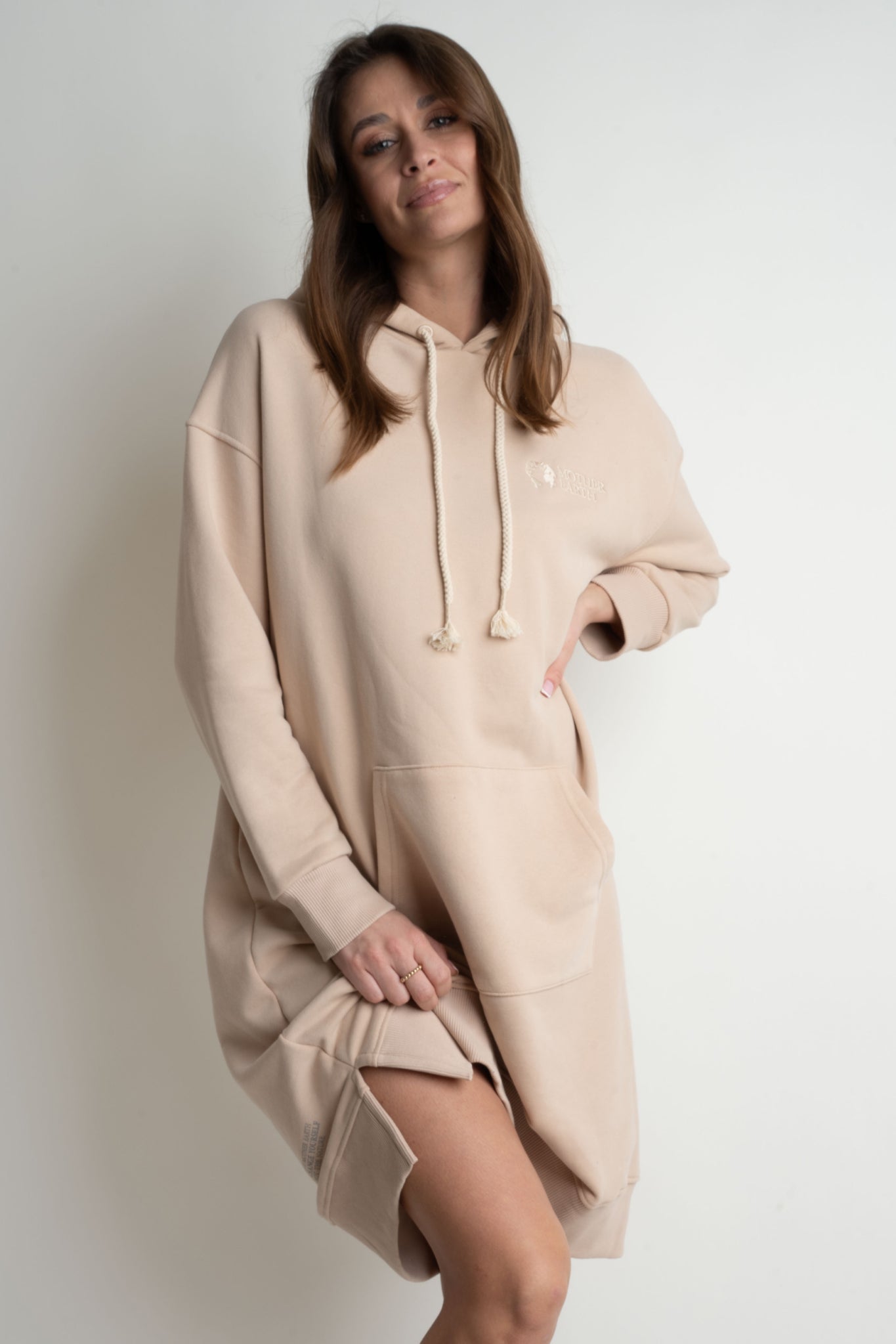 długa bluza oversize.