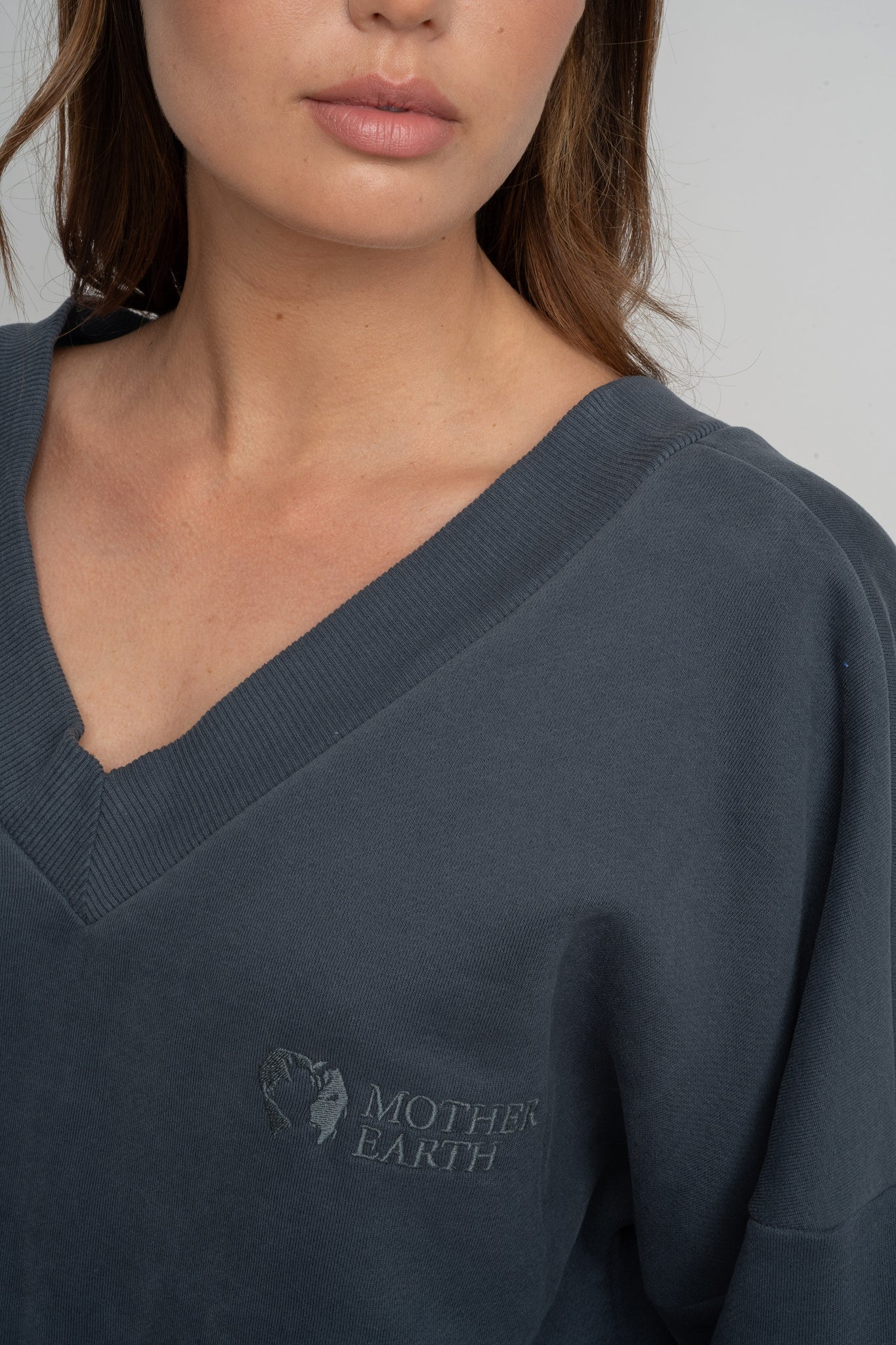 OVERSIZED GRAPHITE V-NECK SWEATSHIRT - BISCOE