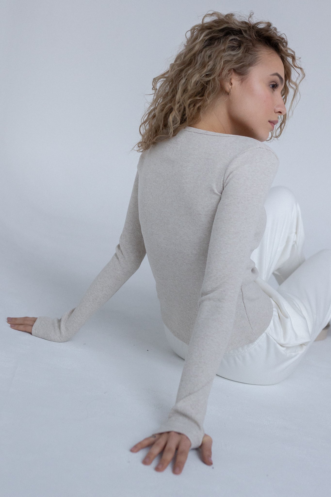 FITTED LONG-SLEEVE BLOUSE IN LIGHT BEIGE MELANGE - GOBI