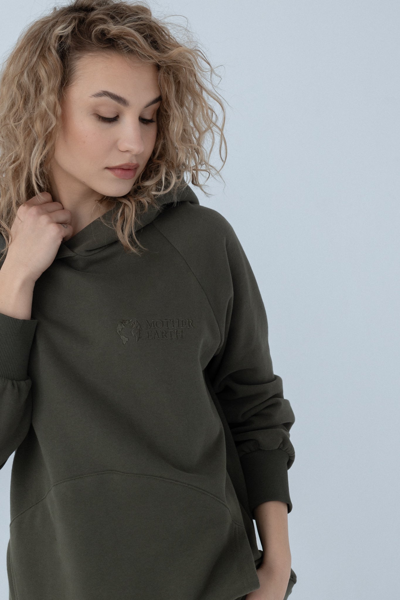 DŁUGA ASYMETRYCZNA BLUZA Z KAPTUREM KHAKI - HALLA