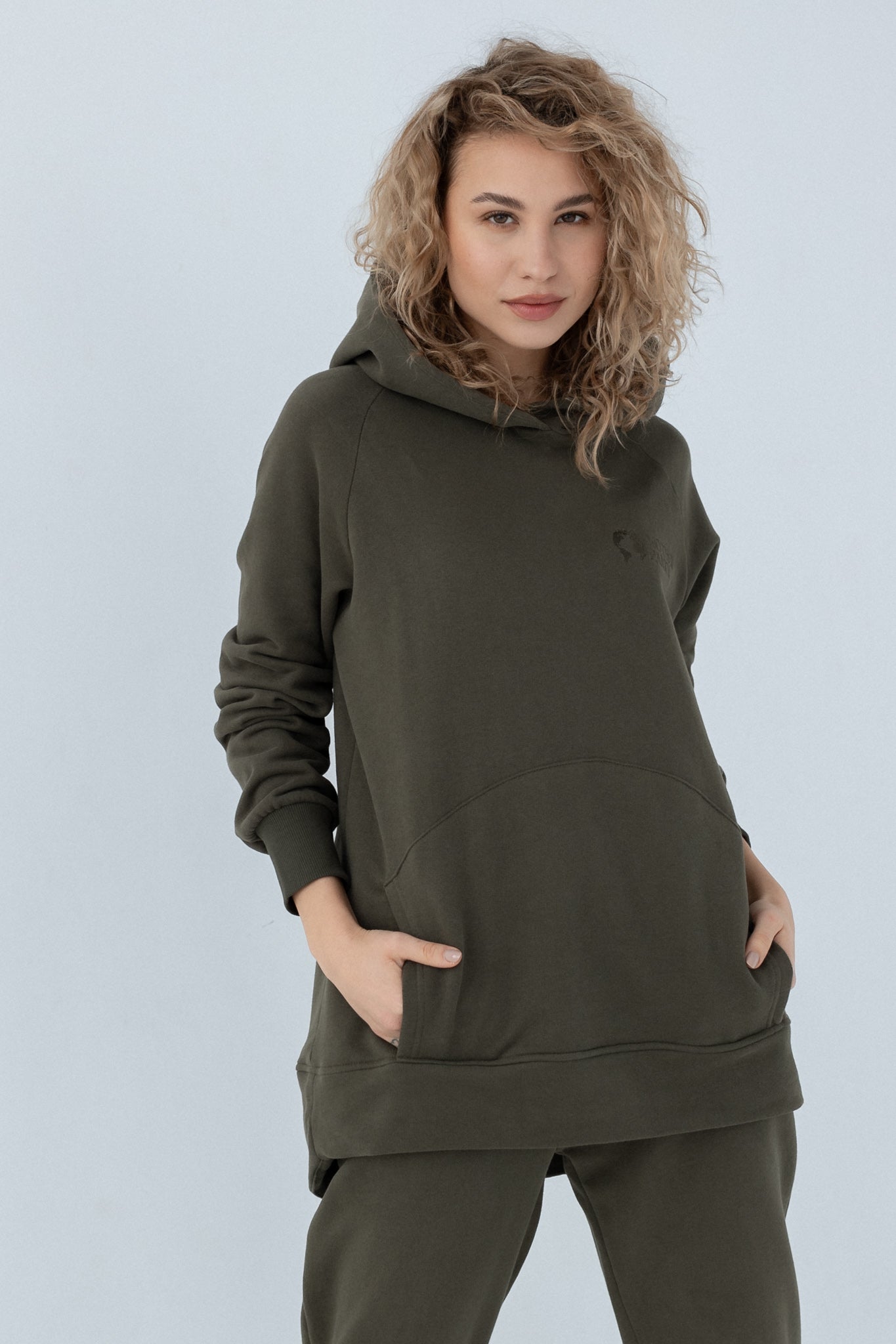 DŁUGA ASYMETRYCZNA BLUZA Z KAPTUREM KHAKI - HALLA