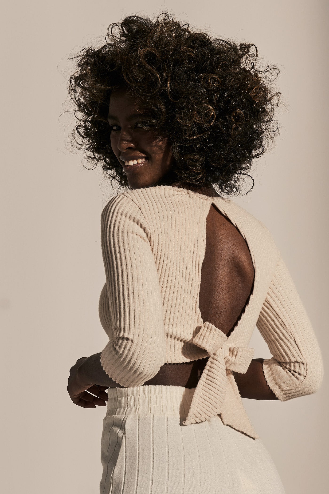 SHORT BLOUSE WITH OPEN BACK LIGHT BEIGE - HENRIETTA