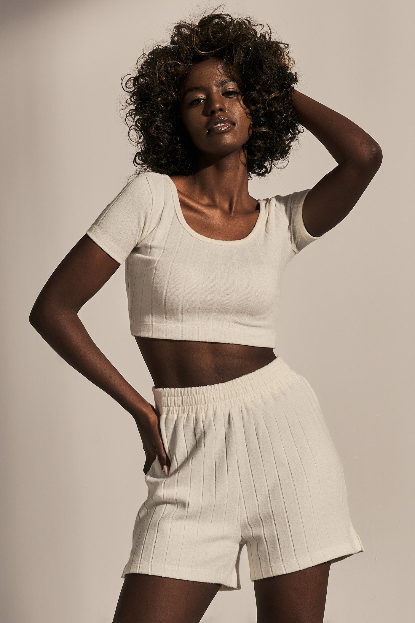 SHORT FITTED ECRU BLOUSE - KORSYKA