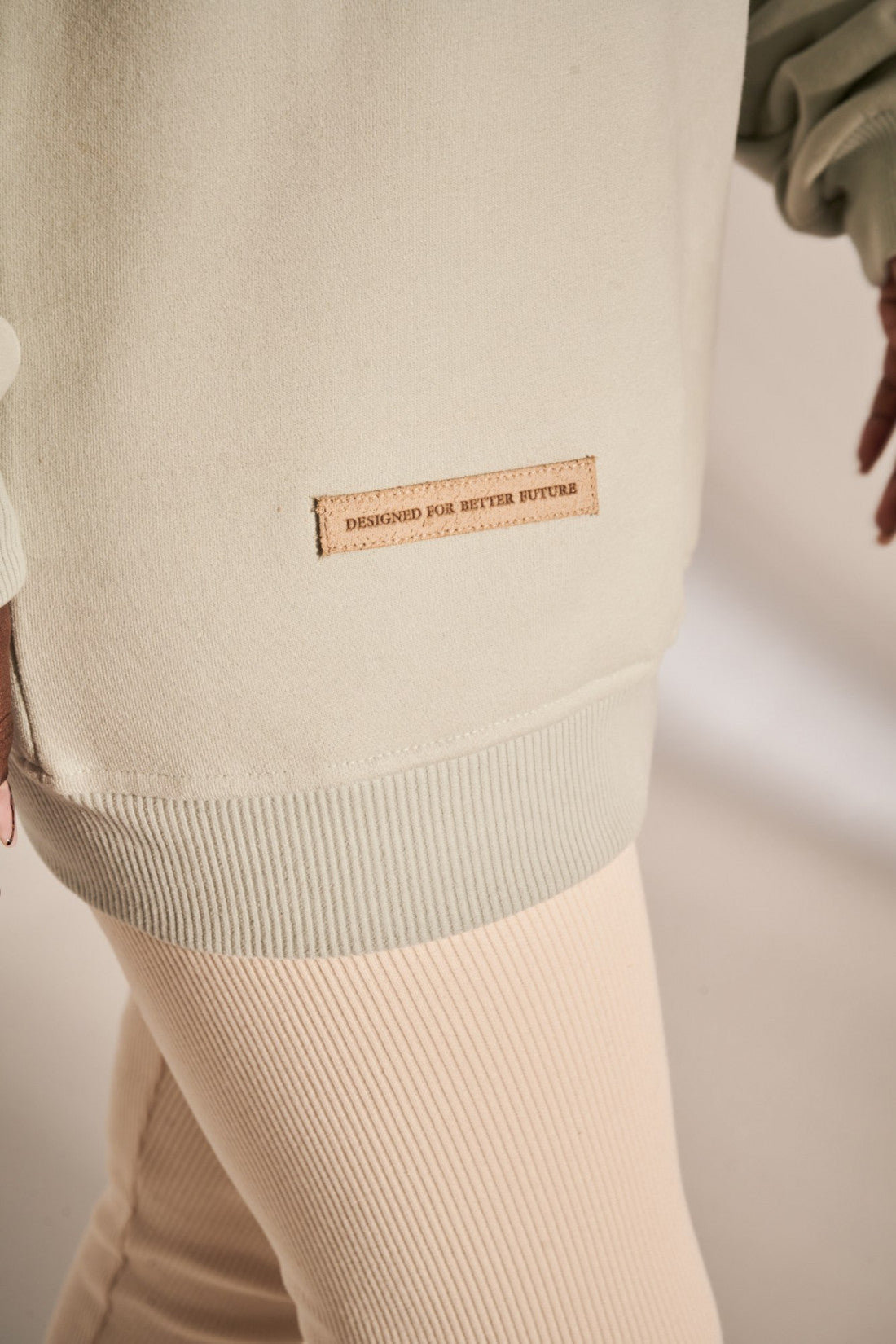 BLUZA TYPU CREWNECK O DŁUŻSZYM KROJU MIĘTOWA - LEWIS