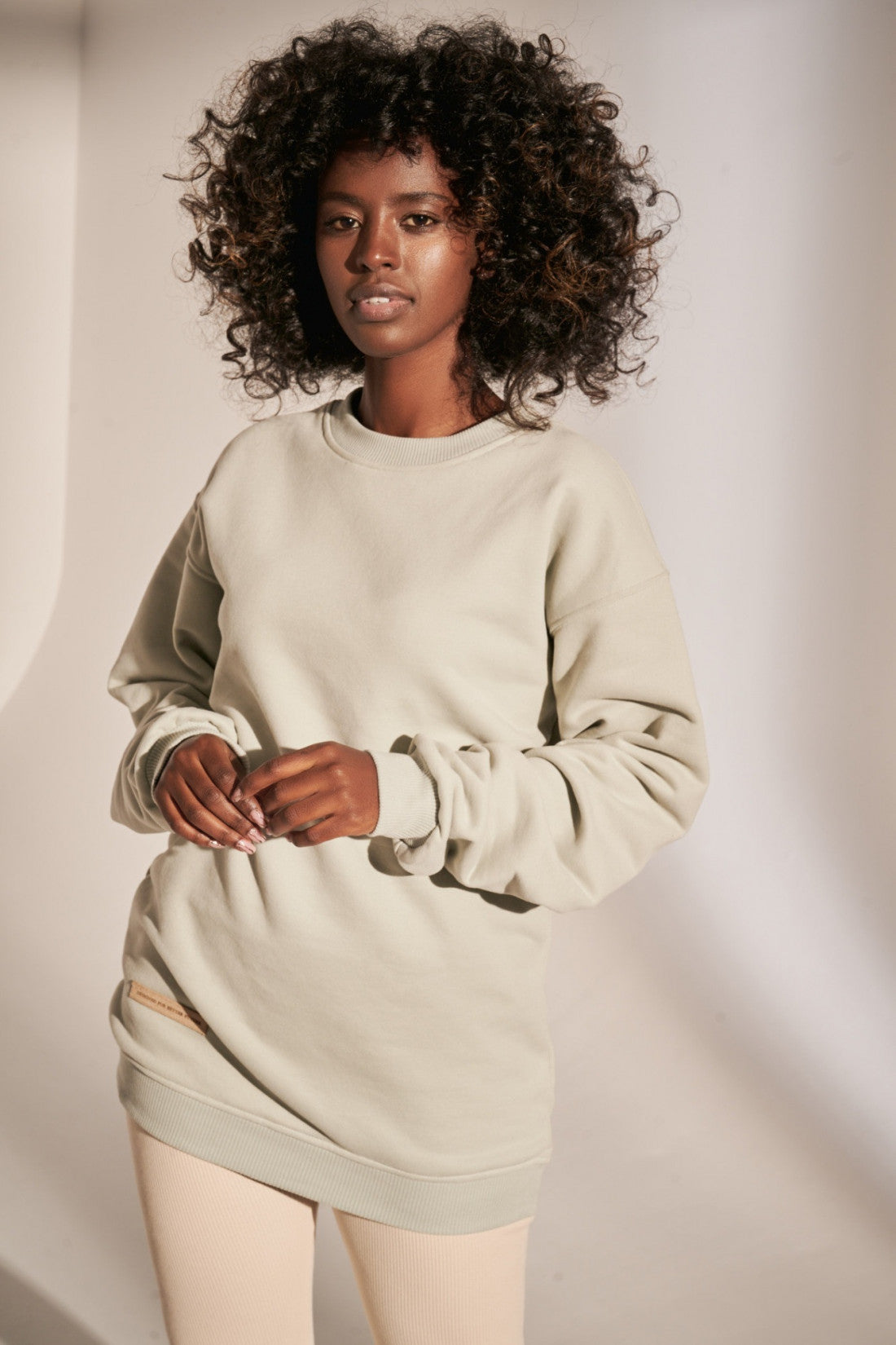 BLUZA TYPU CREWNECK O DŁUŻSZYM KROJU MIĘTOWA - LEWIS