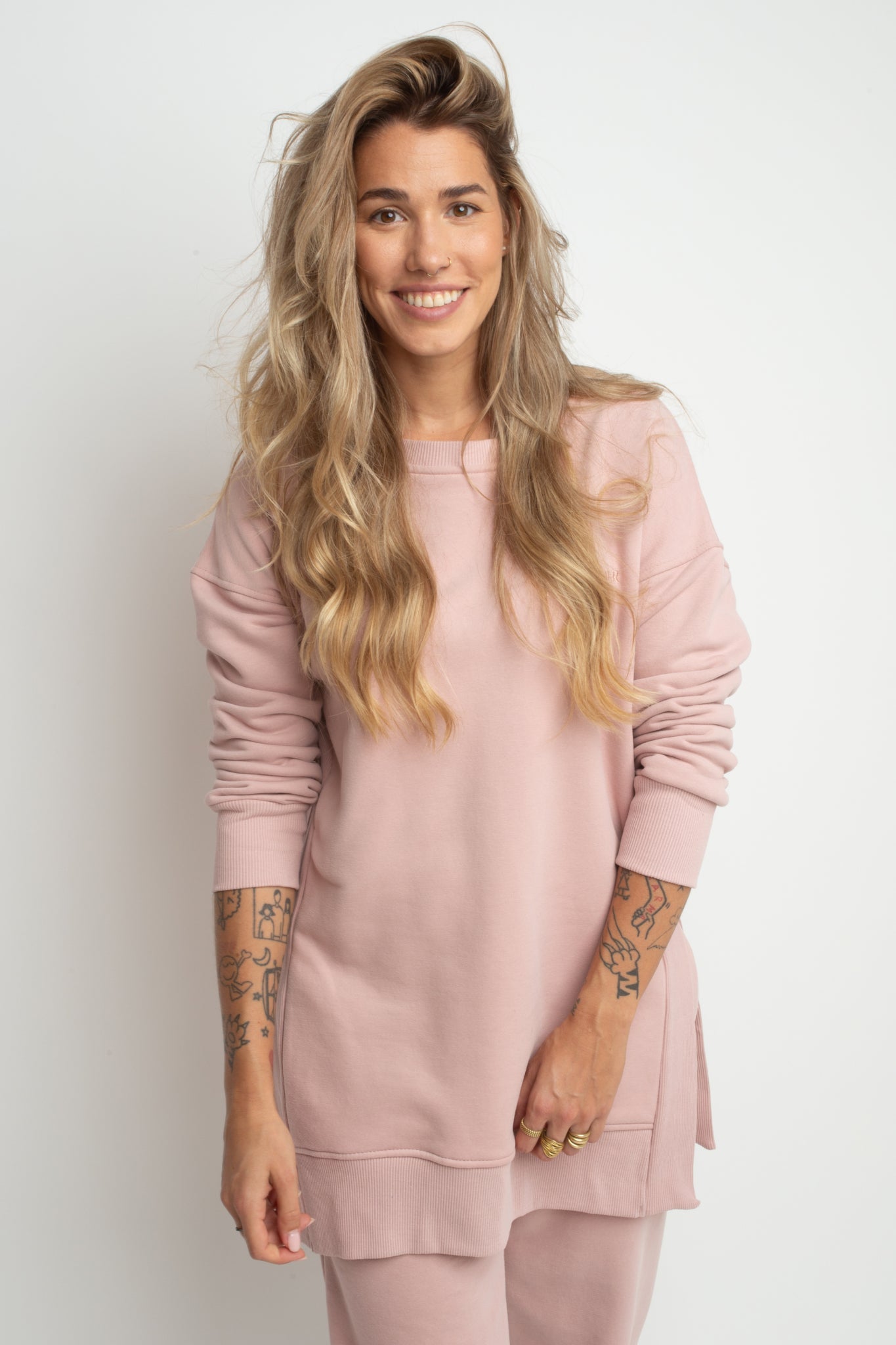 LONG SWEATSHIRT WITH SLOTS ON THE SIDES LIGHT PINK - ISLANDIA