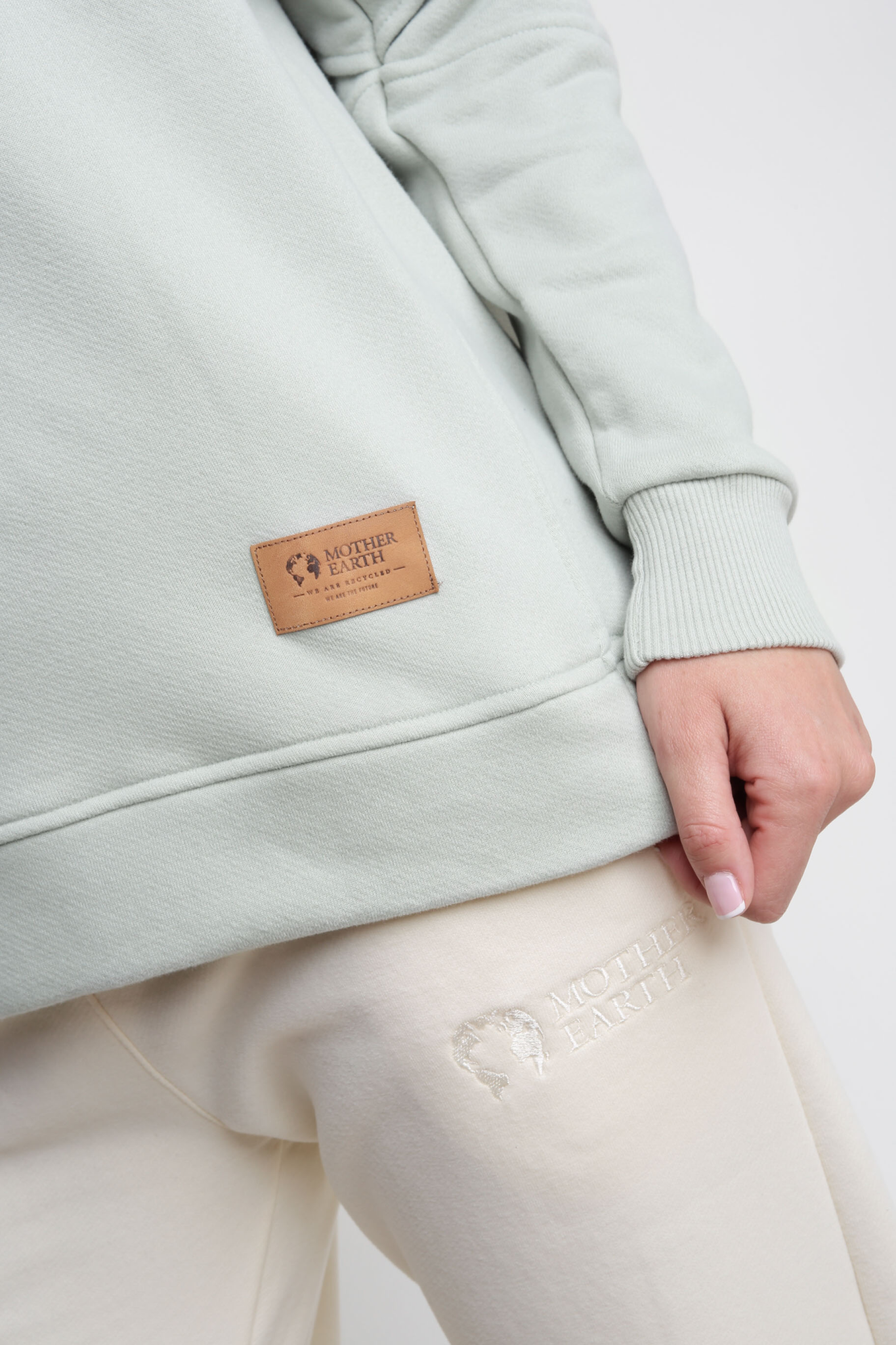 BLUZA TYPU CREWNECK Z PRZESZYCIAMI NA ŁOKCIACH MIĘTOWA - FLINDERS
