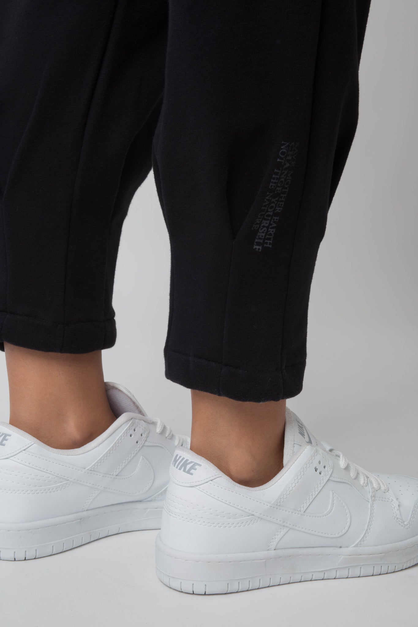 BLACK TAPERED SWEATPANTS - ANACAPA