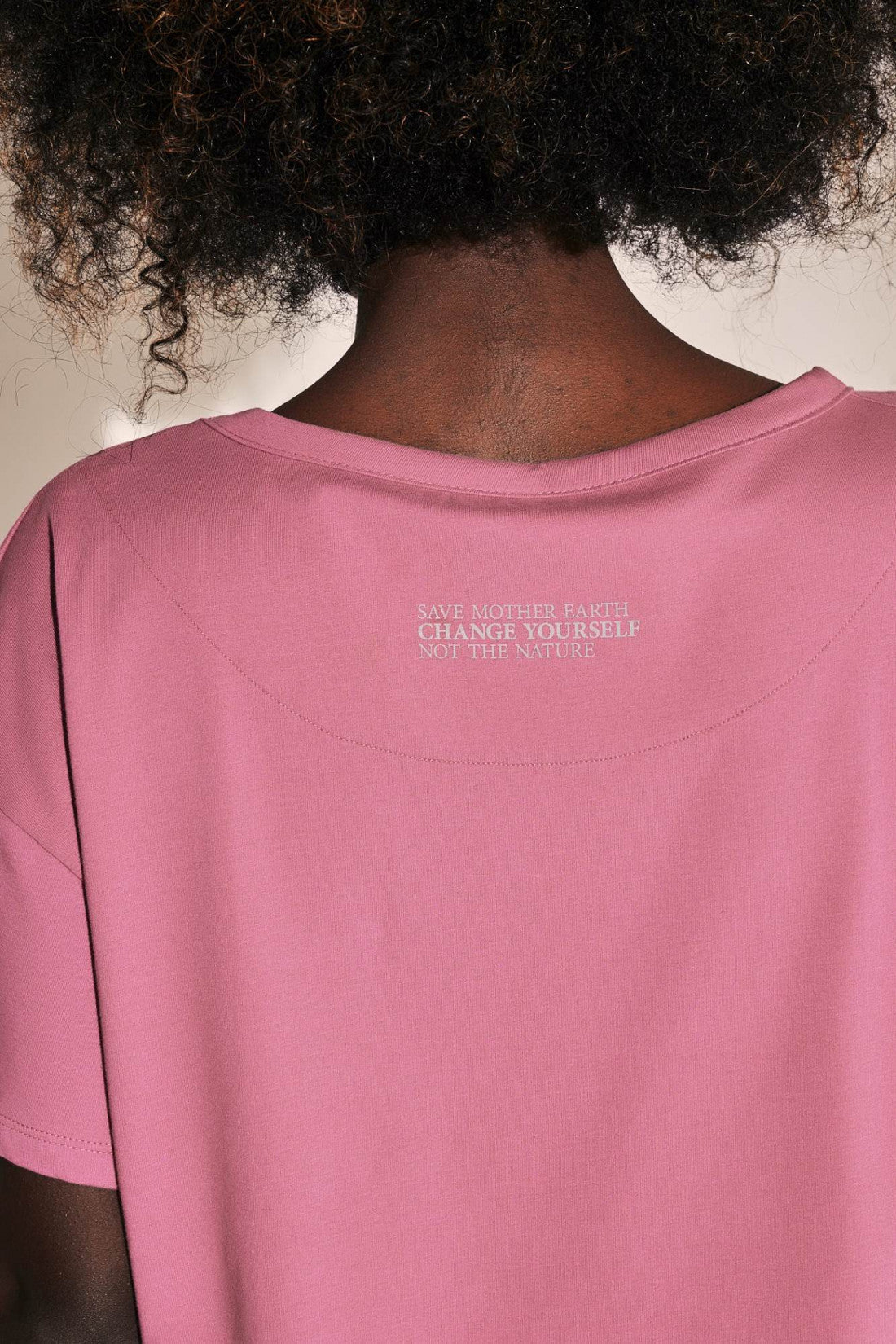 ASYMETRYCZNY T-SHIRT Z DŁUŻSZYM TYŁEM RÓŻOWY - MINORKA