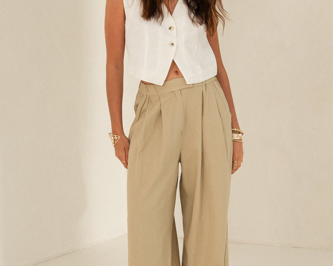 Szerokie lniane spodnie – ponadczasowy fason, który pasuje do każdej sylwetki