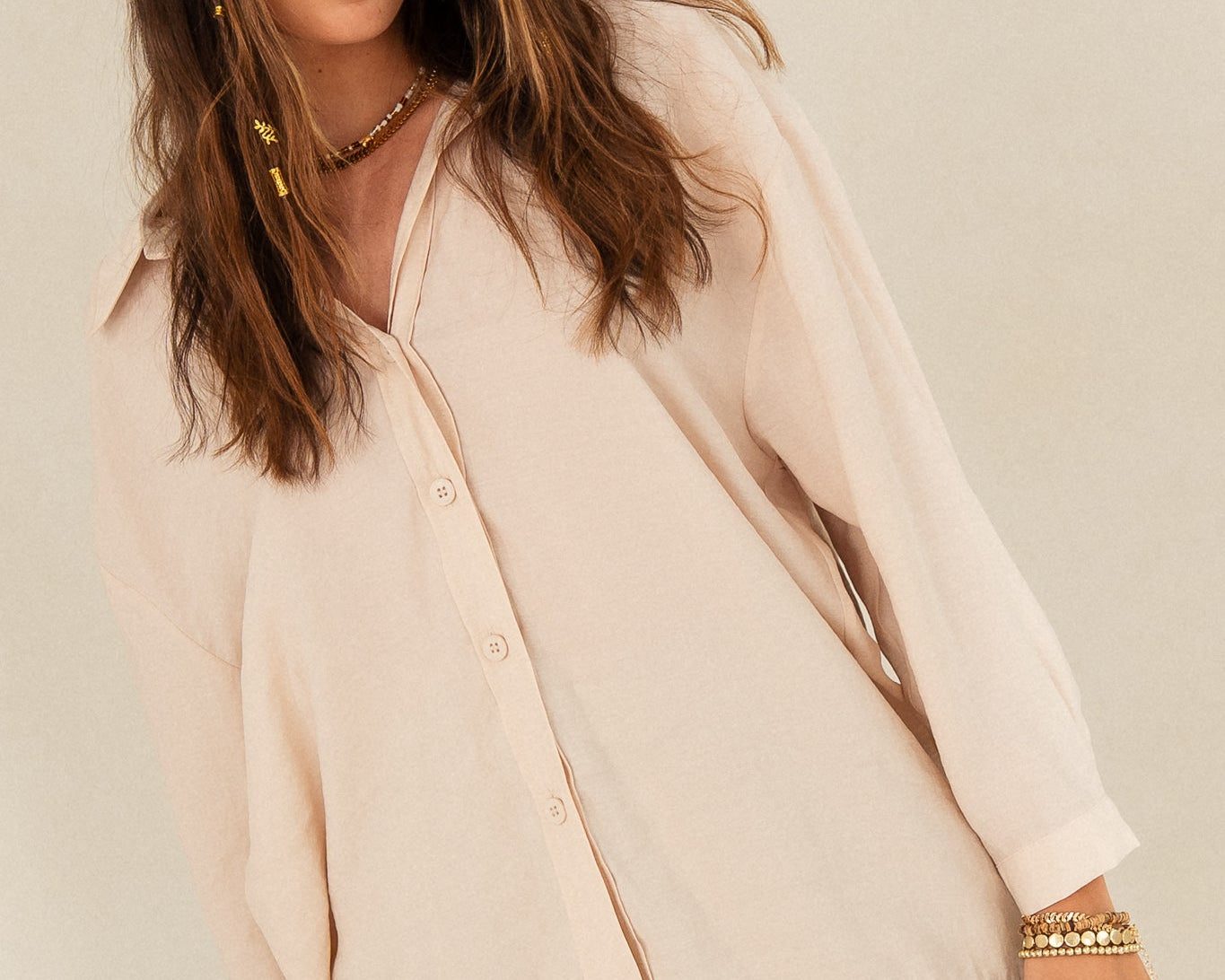 Bohater Twojej szafy! Dlaczego oversize’owa koszula to absolutny must-have w 2026