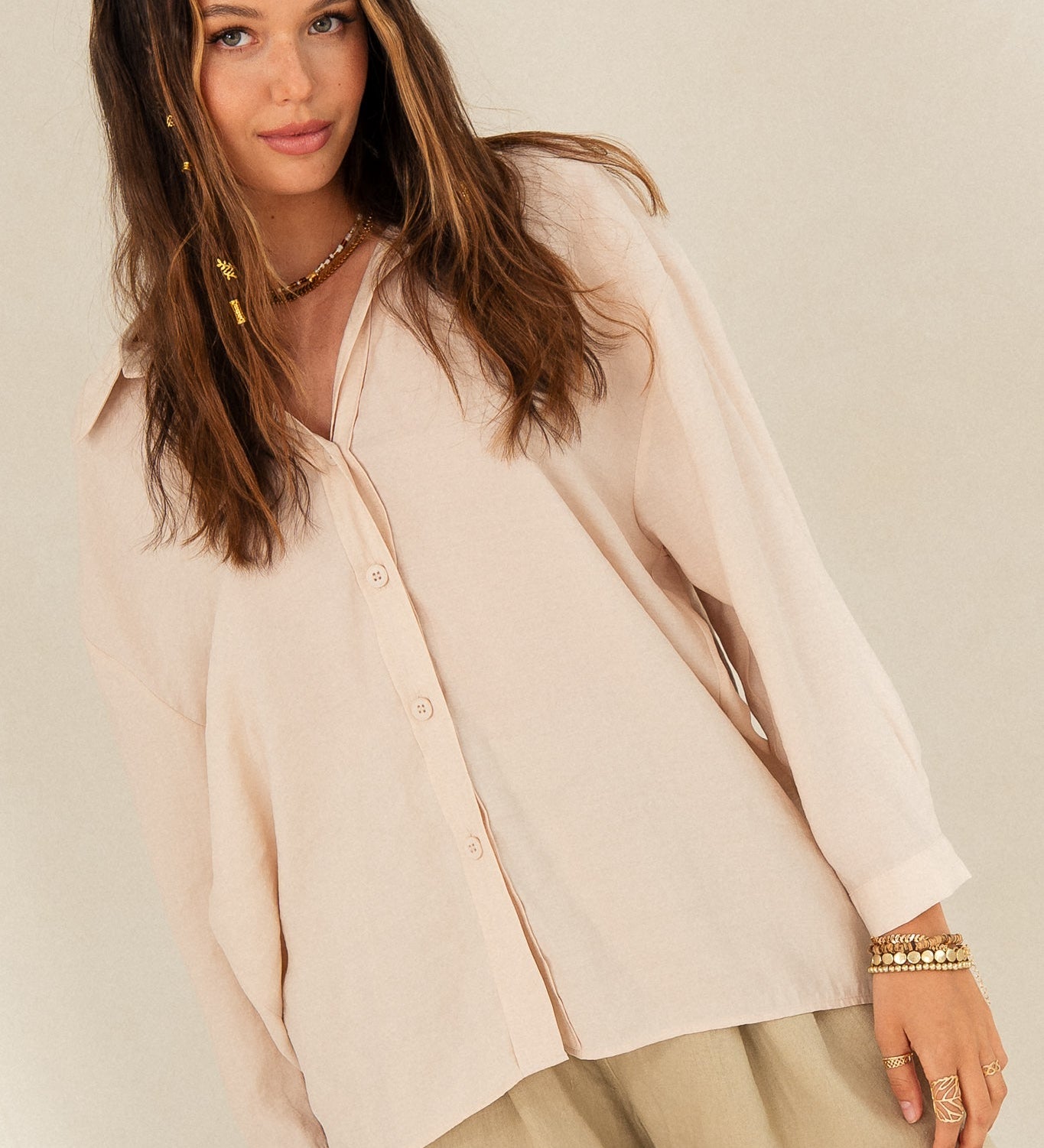 Bohater Twojej szafy! Dlaczego oversize’owa koszula to absolutny must-have w 2026