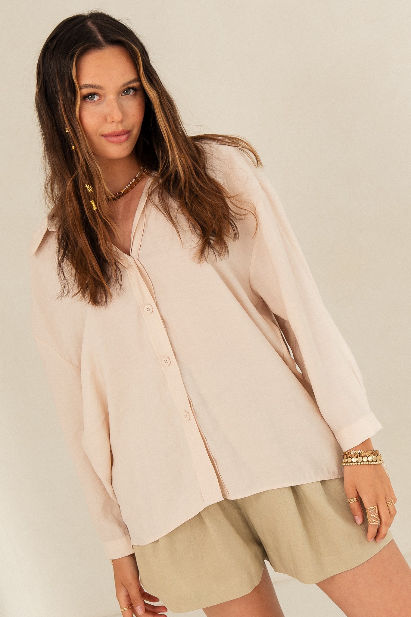 Bohater Twojej szafy! Dlaczego oversize’owa koszula to absolutny must-have w 2026