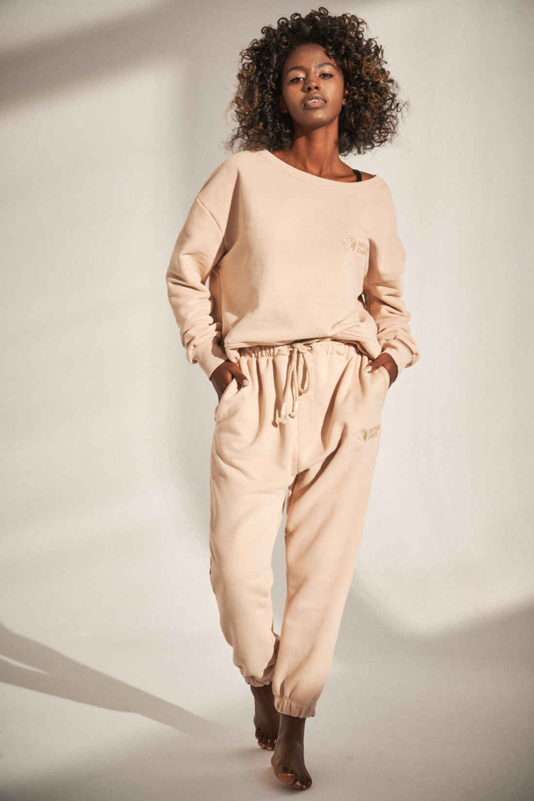 LOOSE FIT SWEATSHIRT WITH BOAT NECKLINE, SAND - DIU