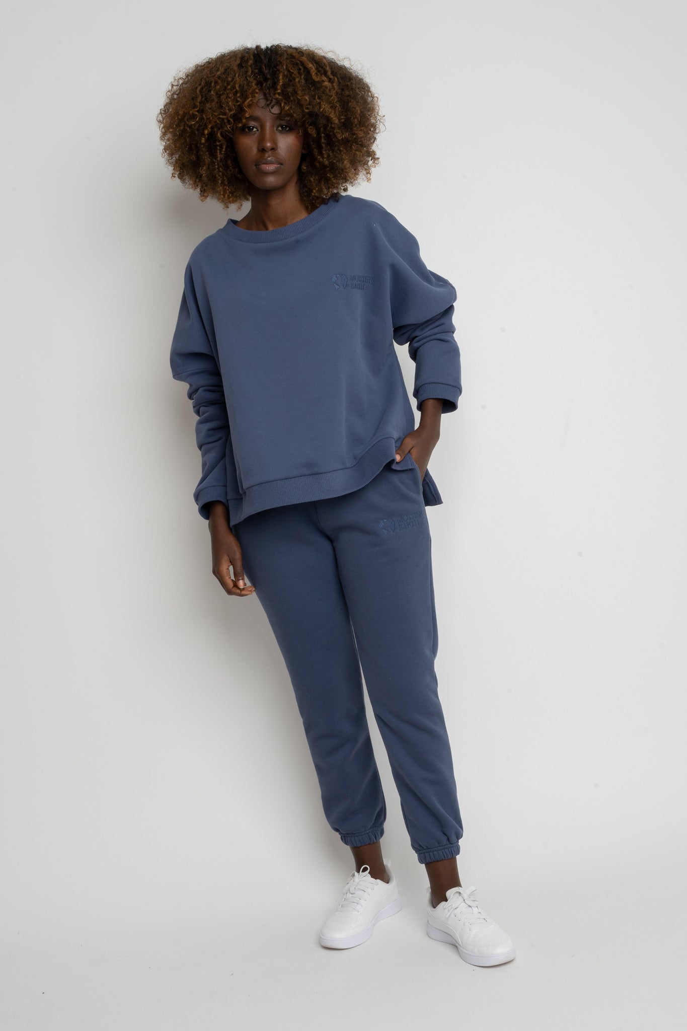 BLUZA O KROJU REGULAR FIT Z DŁUŻSZYM TYŁEM GRANATOWA - COOK