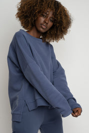 BLUZA O KROJU REGULAR FIT Z DŁUŻSZYM TYŁEM GRANATOWA - COOK