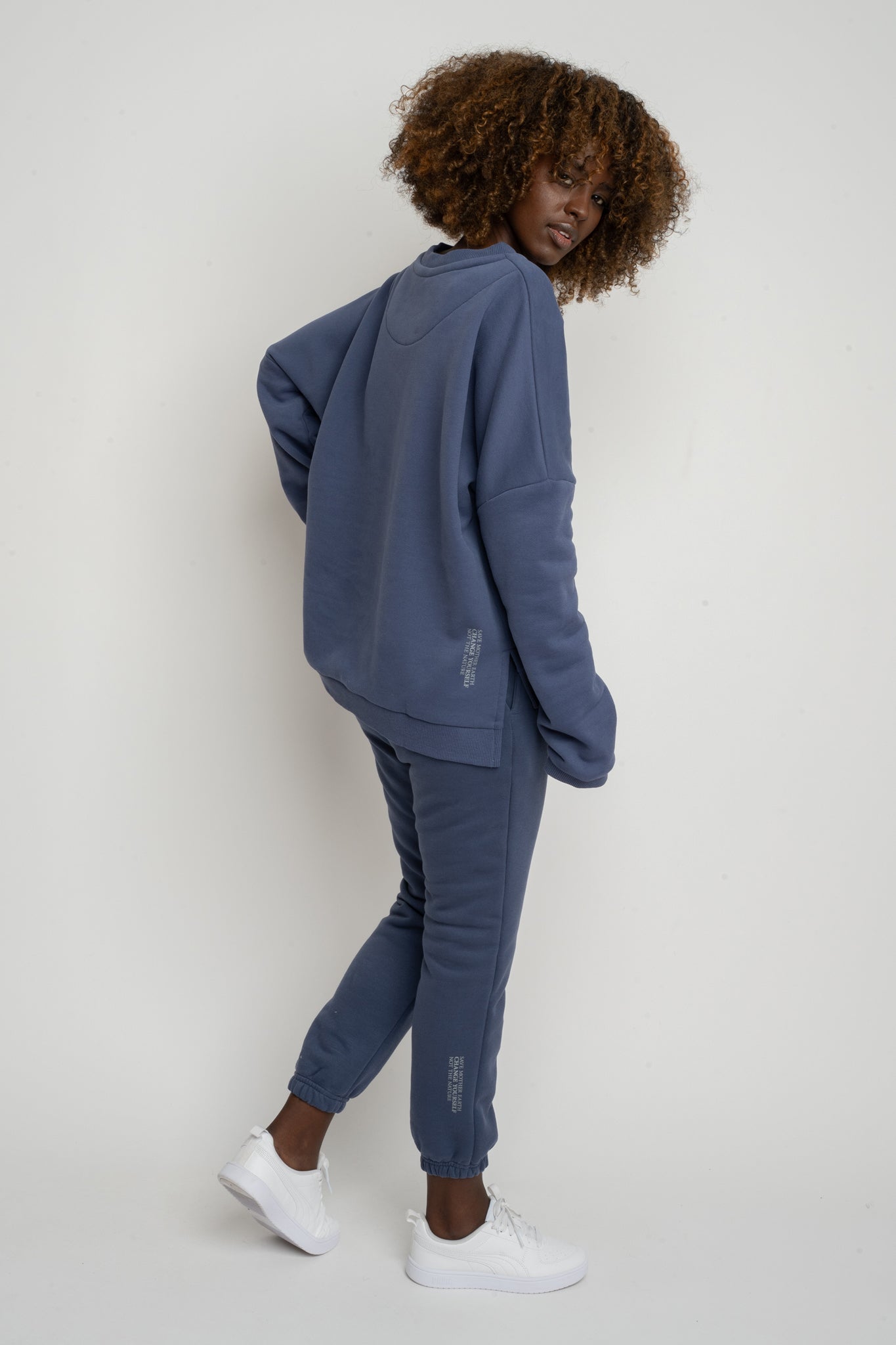 BLUZA O KROJU REGULAR FIT Z DŁUŻSZYM TYŁEM GRANATOWA - COOK