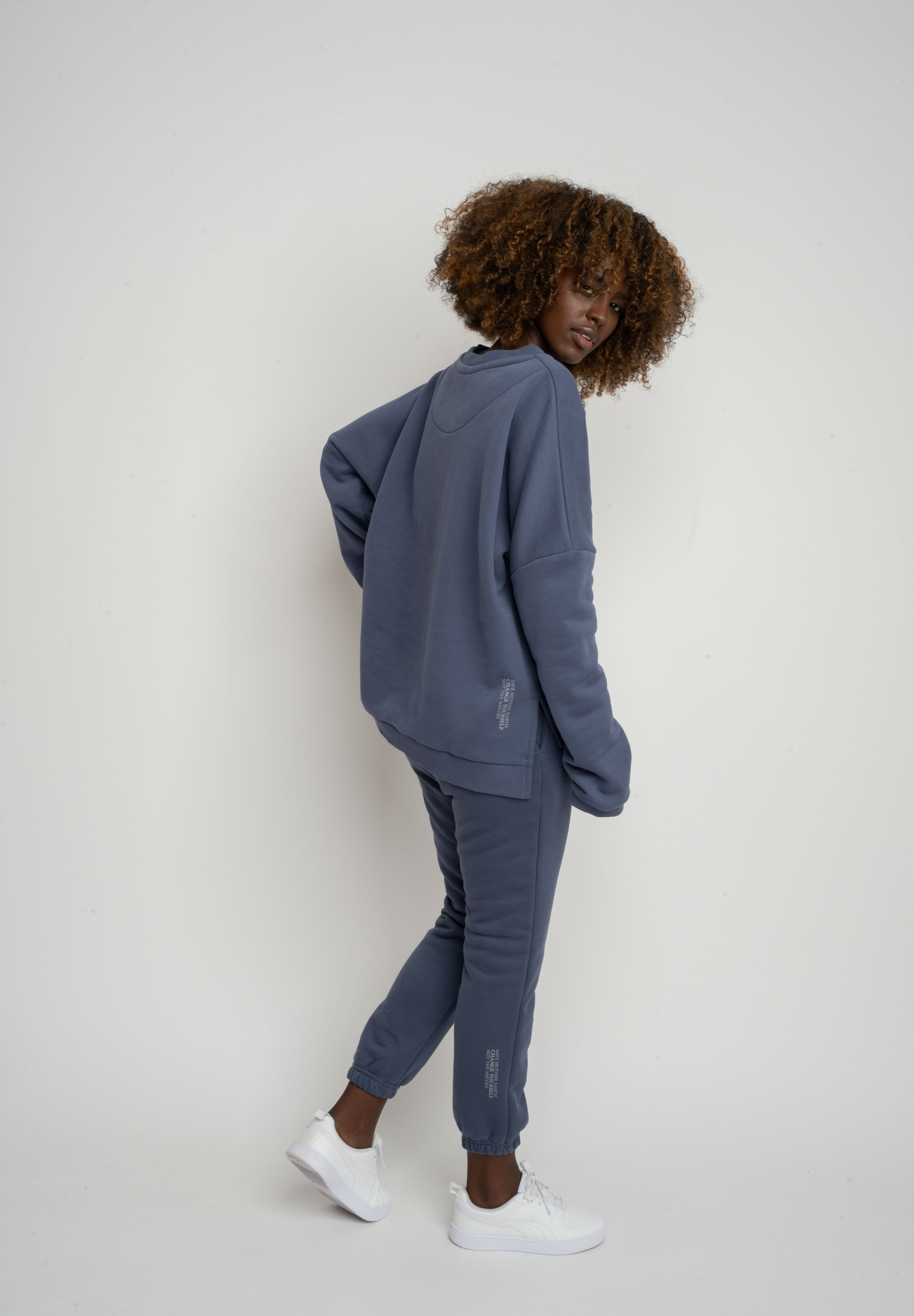 BLUZA O KROJU REGULAR FIT Z DŁUŻSZYM TYŁEM 2nd DROP GRANATOWA - COOK