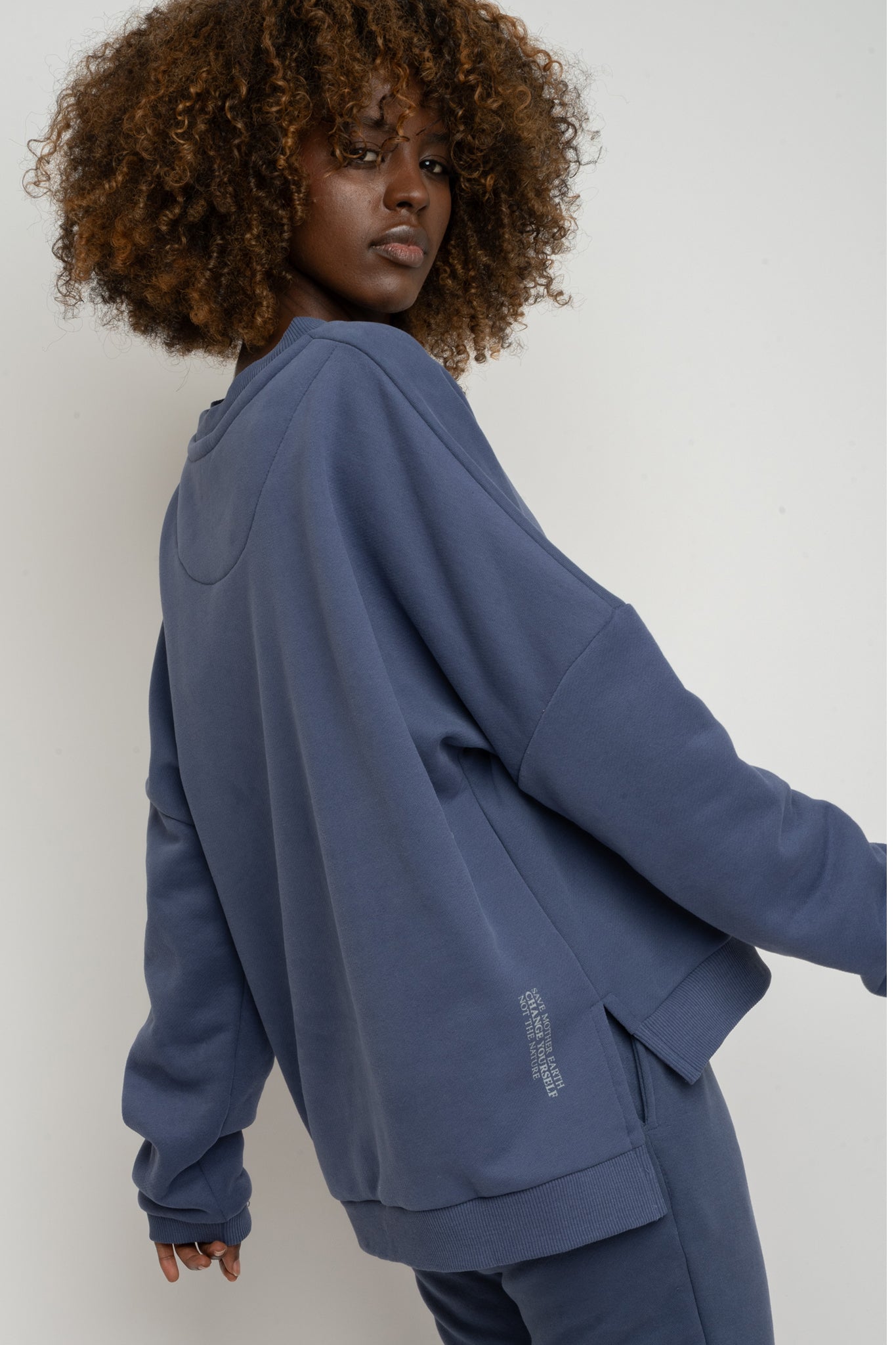 BLUZA O KROJU REGULAR FIT Z DŁUŻSZYM TYŁEM GRANATOWA - COOK