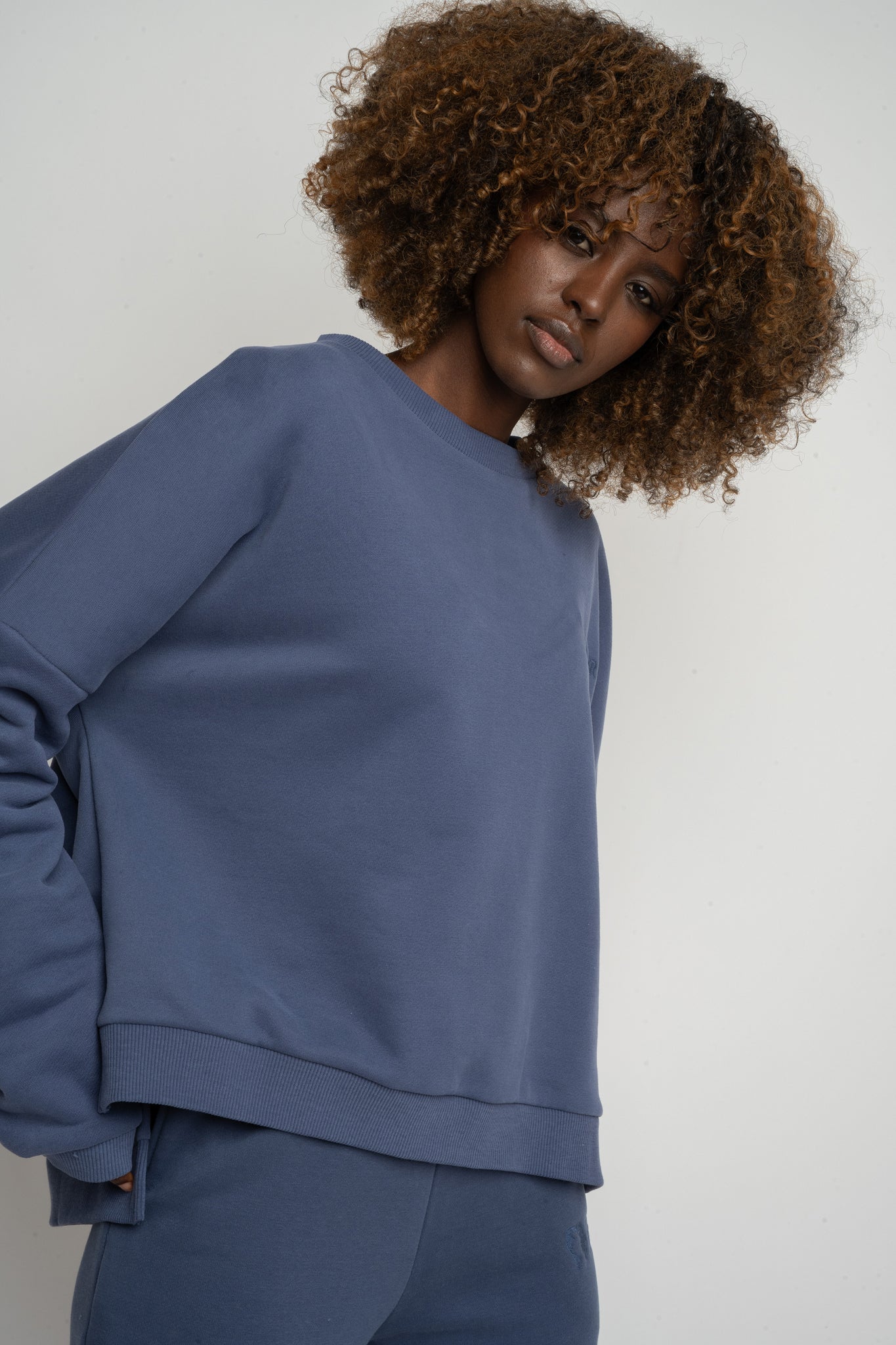 BLUZA O KROJU REGULAR FIT Z DŁUŻSZYM TYŁEM GRANATOWA - COOK