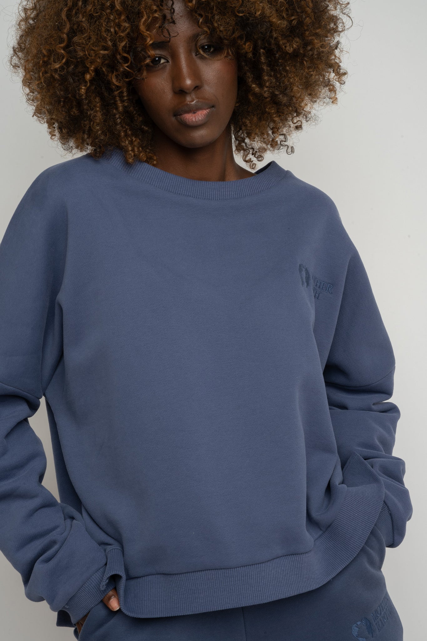 BLUZA O KROJU REGULAR FIT Z DŁUŻSZYM TYŁEM GRANATOWA - COOK