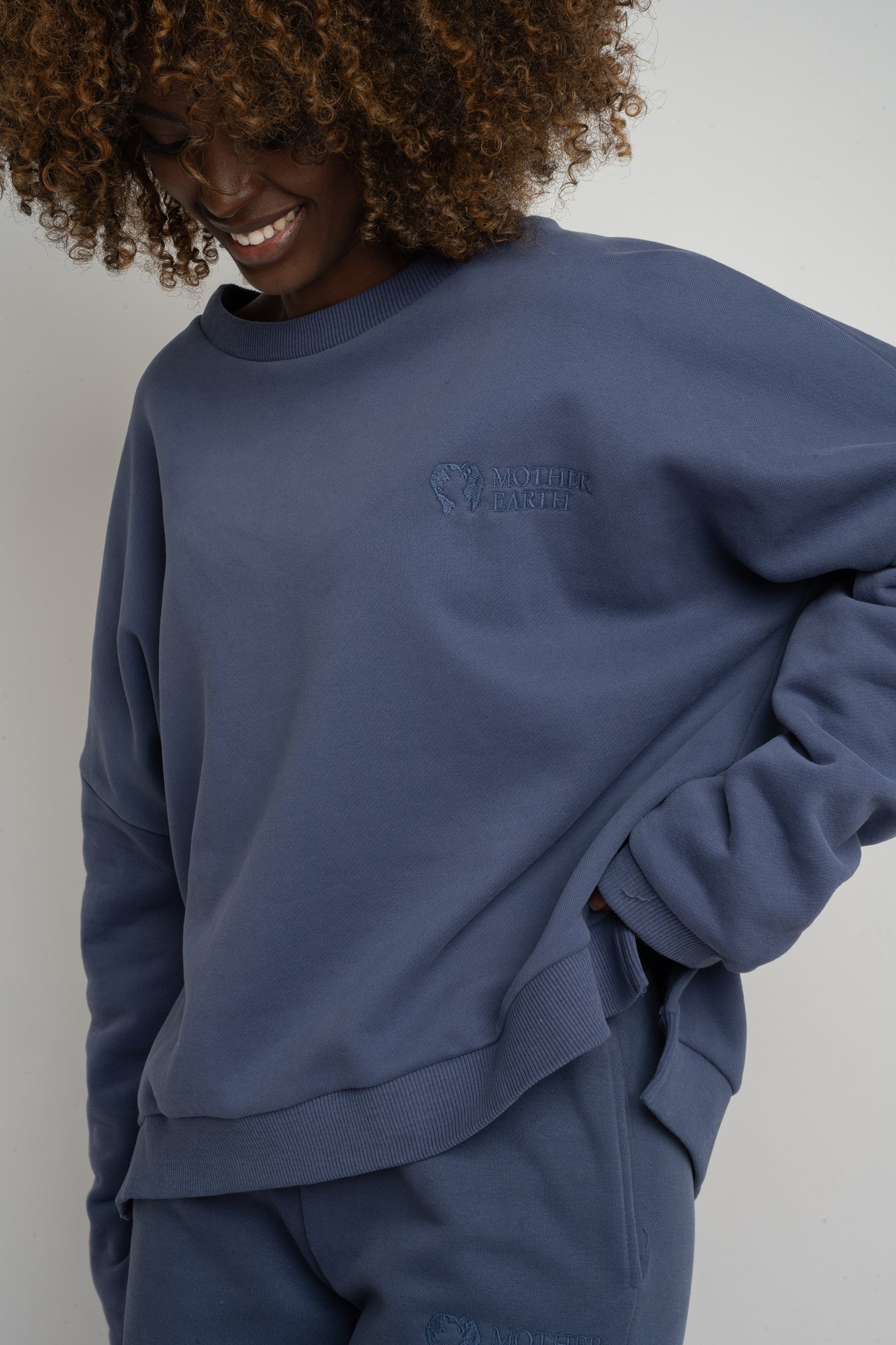 BLUZA O KROJU REGULAR FIT Z DŁUŻSZYM TYŁEM GRANATOWA - COOK