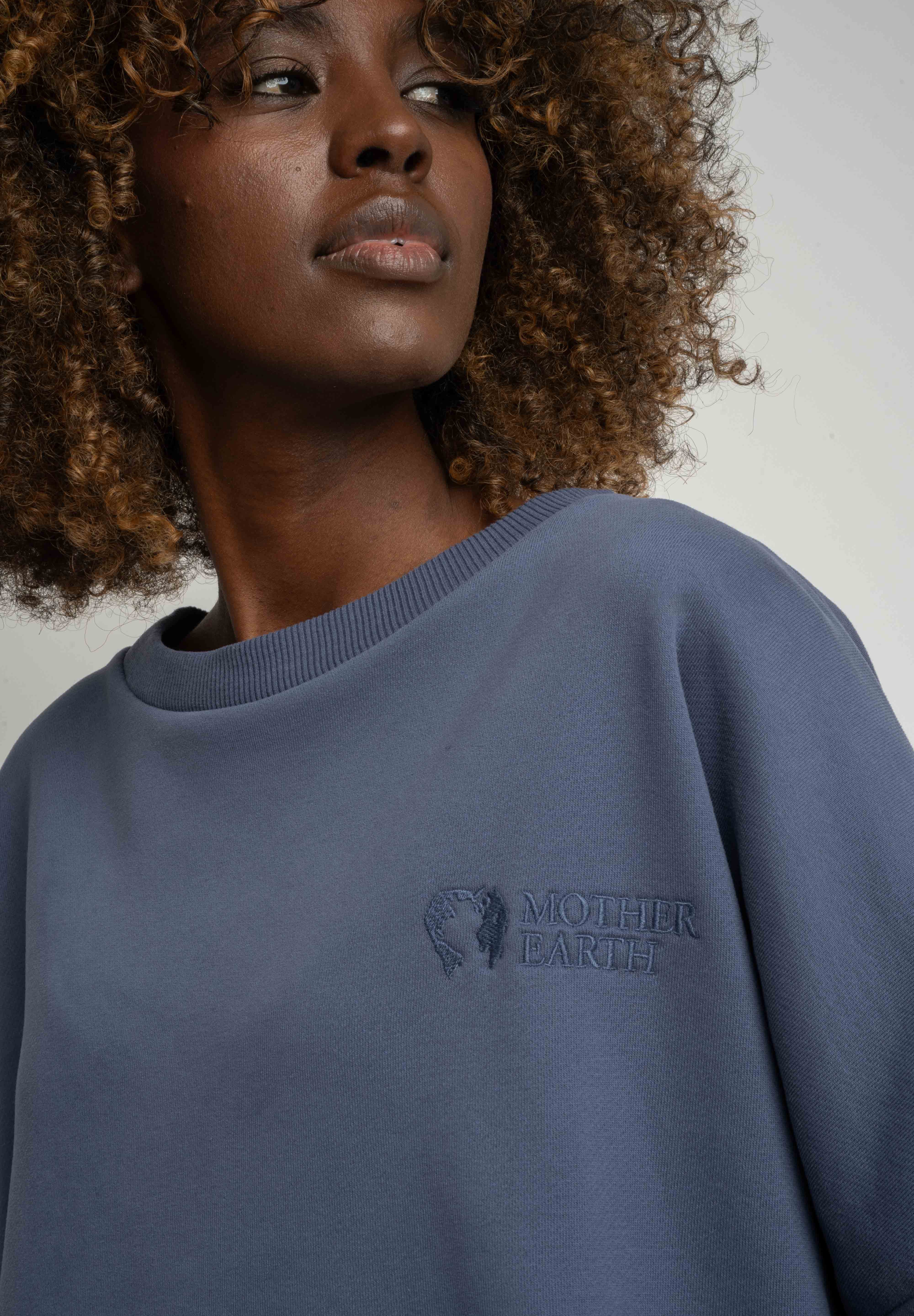 BLUZA O KROJU REGULAR FIT Z DŁUŻSZYM TYŁEM 2nd DROP GRANATOWA - COOK