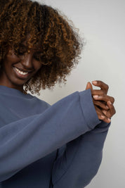 BLUZA O KROJU REGULAR FIT Z DŁUŻSZYM TYŁEM 2nd DROP GRANATOWA - COOK