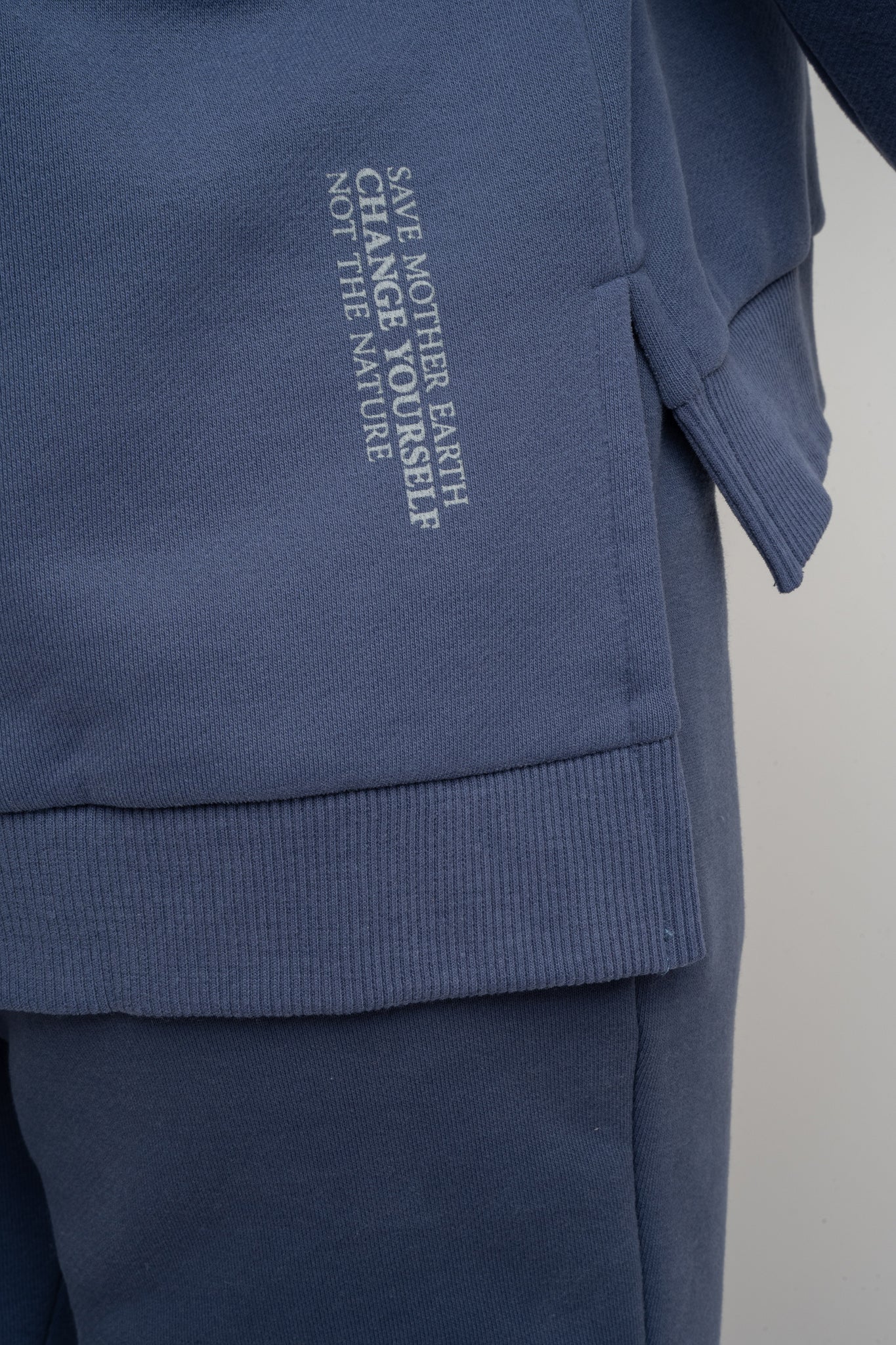 BLUZA O KROJU REGULAR FIT Z DŁUŻSZYM TYŁEM GRANATOWA - COOK