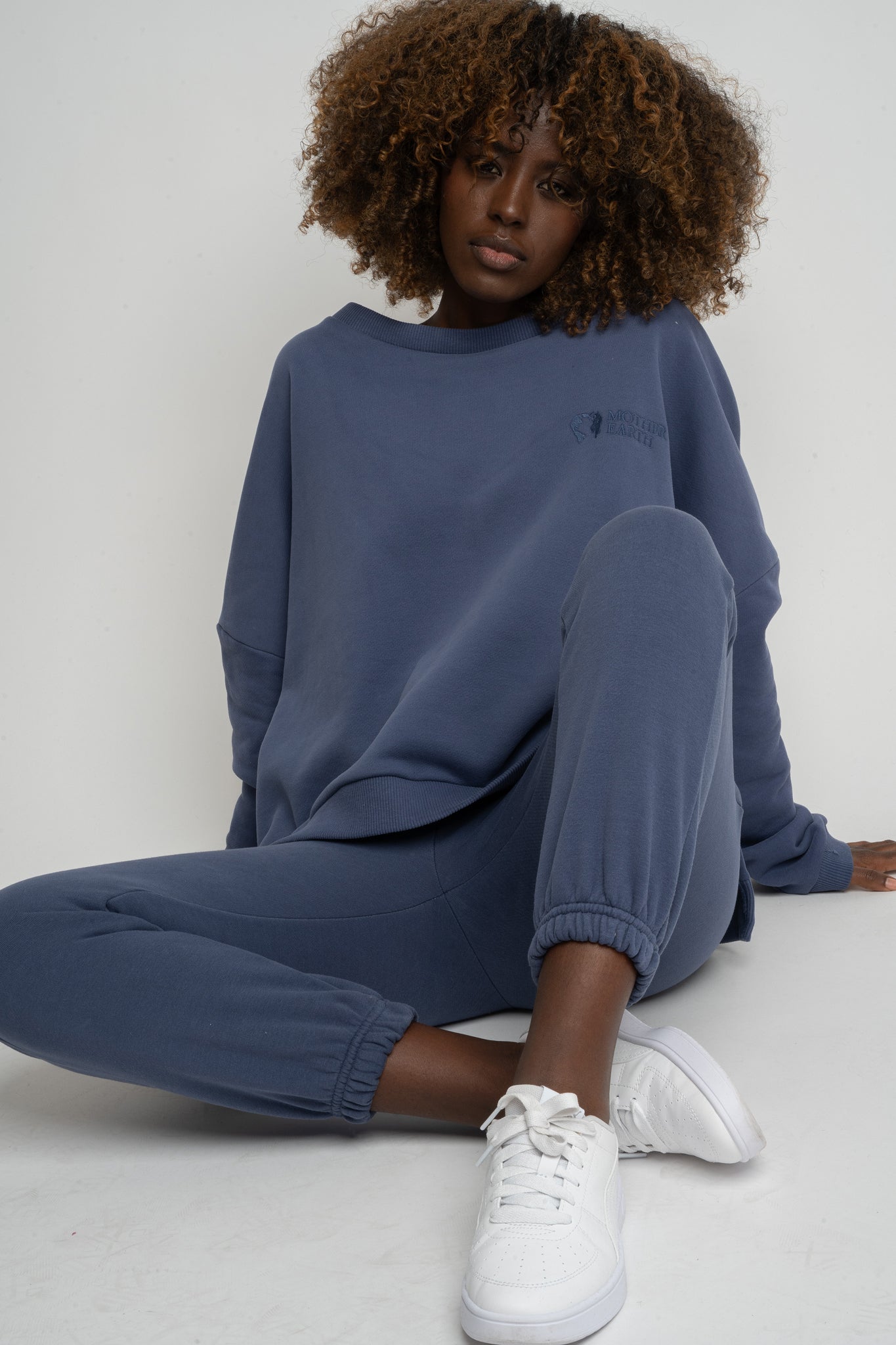 BLUZA O KROJU REGULAR FIT Z DŁUŻSZYM TYŁEM GRANATOWA - COOK
