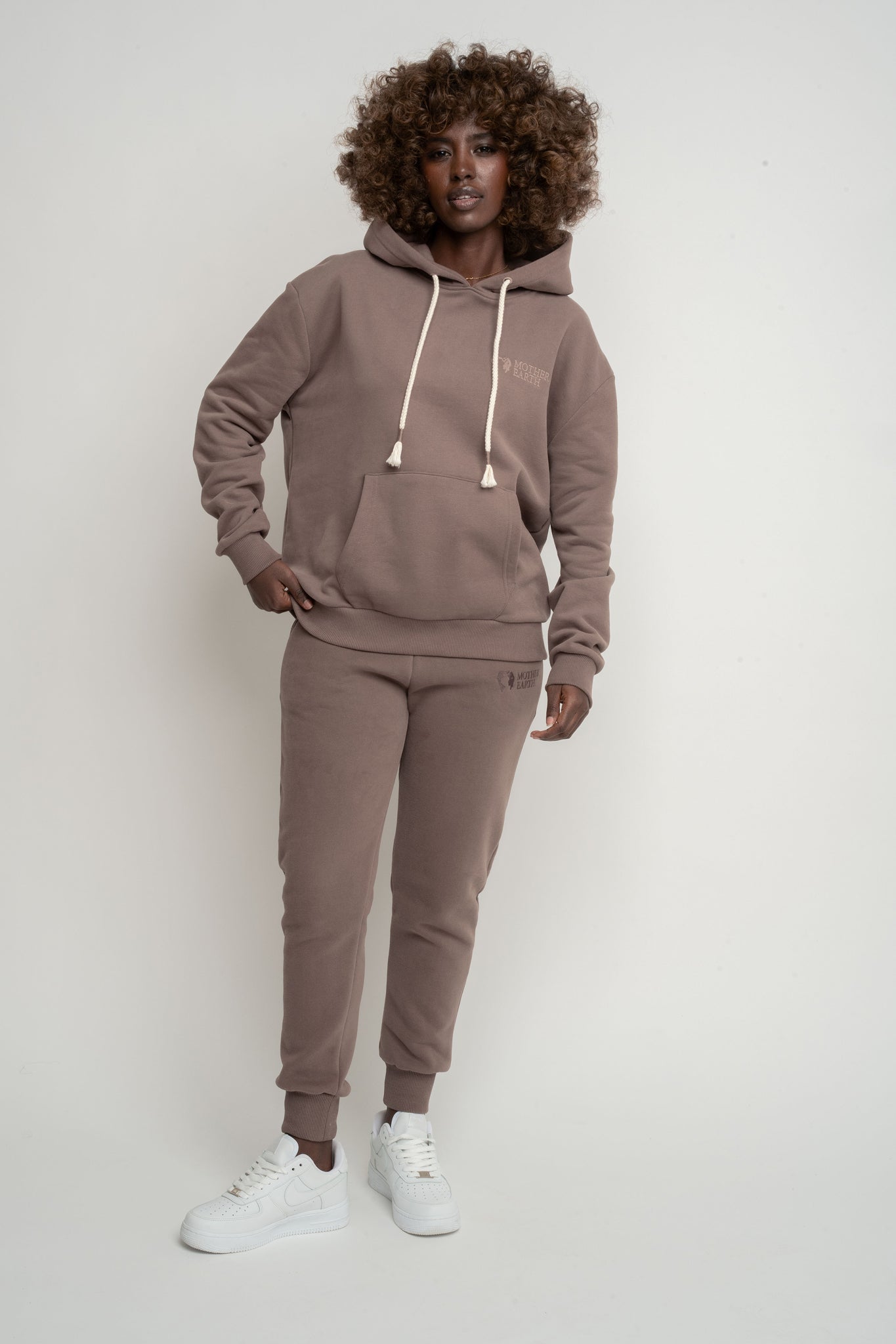 SPODNIE DRESOWE TYPU JOGGER CAPPUCCINO- BEGERA