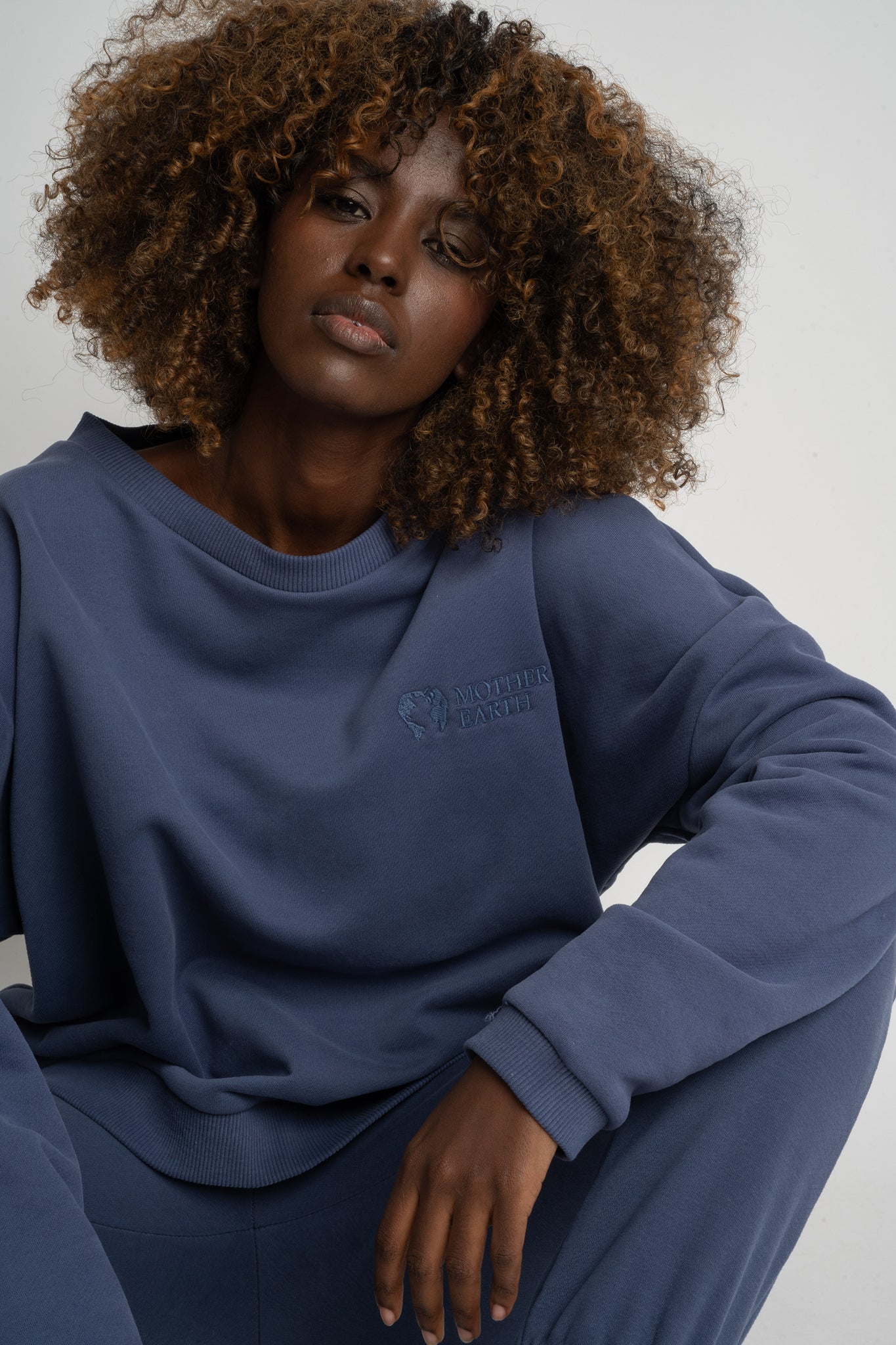 BLUZA O KROJU REGULAR FIT Z DŁUŻSZYM TYŁEM GRANATOWA - COOK
