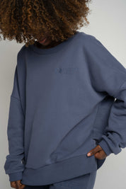 BLUZA OVERSIZE Z SZEROKIM DEKOLTEM 2nd DROP GRANATOWA - MULL