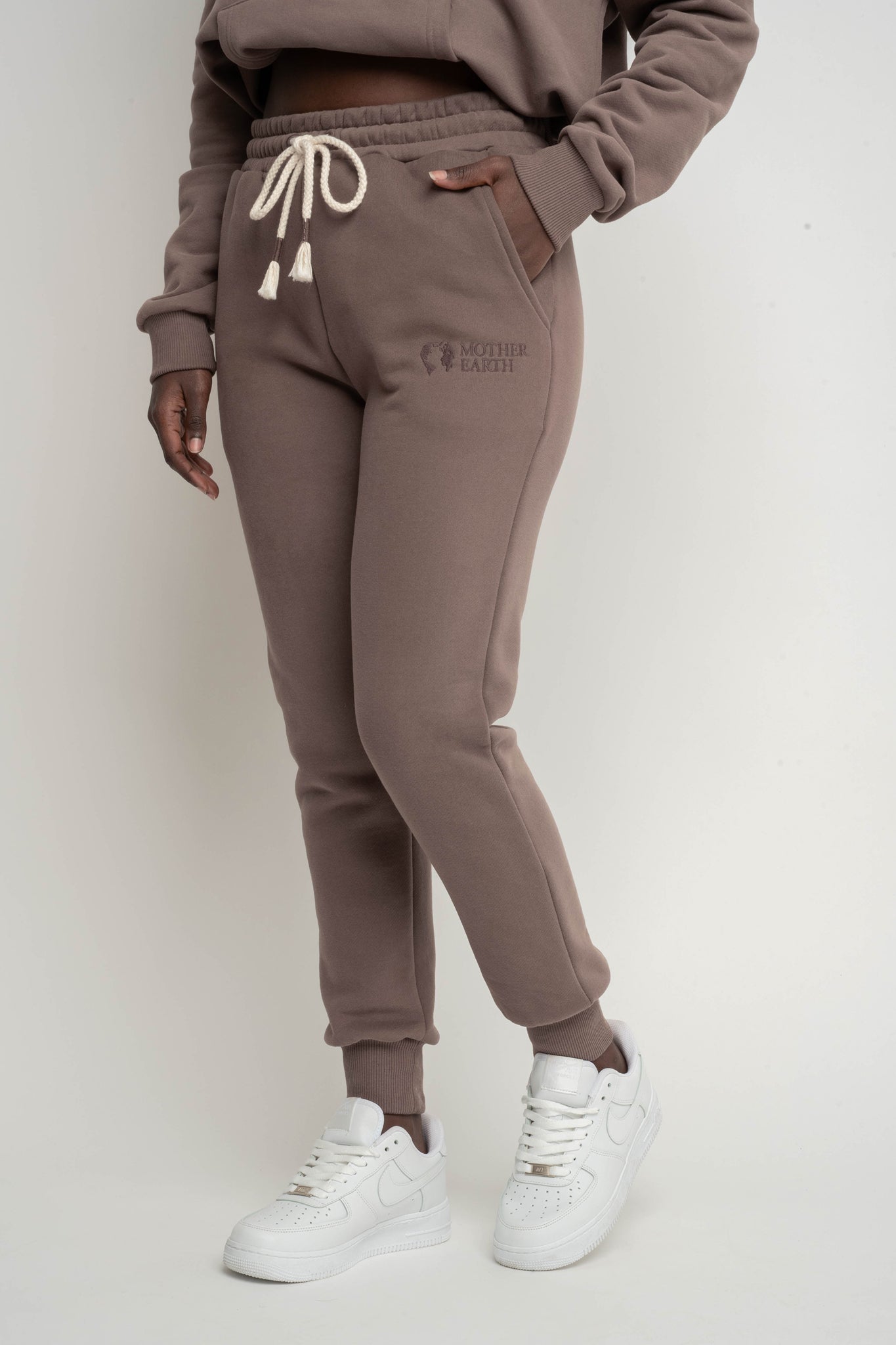 SPODNIE DRESOWE TYPU JOGGER CAPPUCCINO- BEGERA