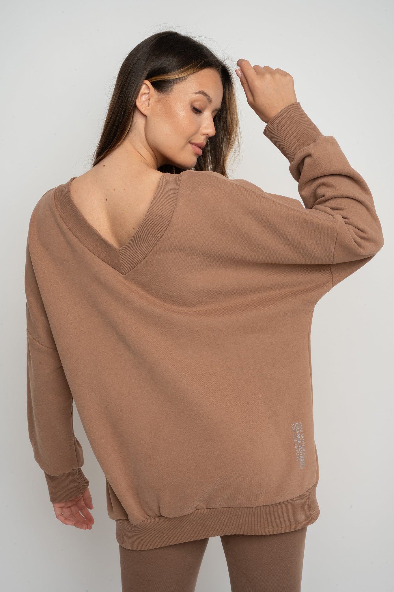 BLUZA Z DEKOLTEM OVERSIZE BRĄZOWA - BISCOE