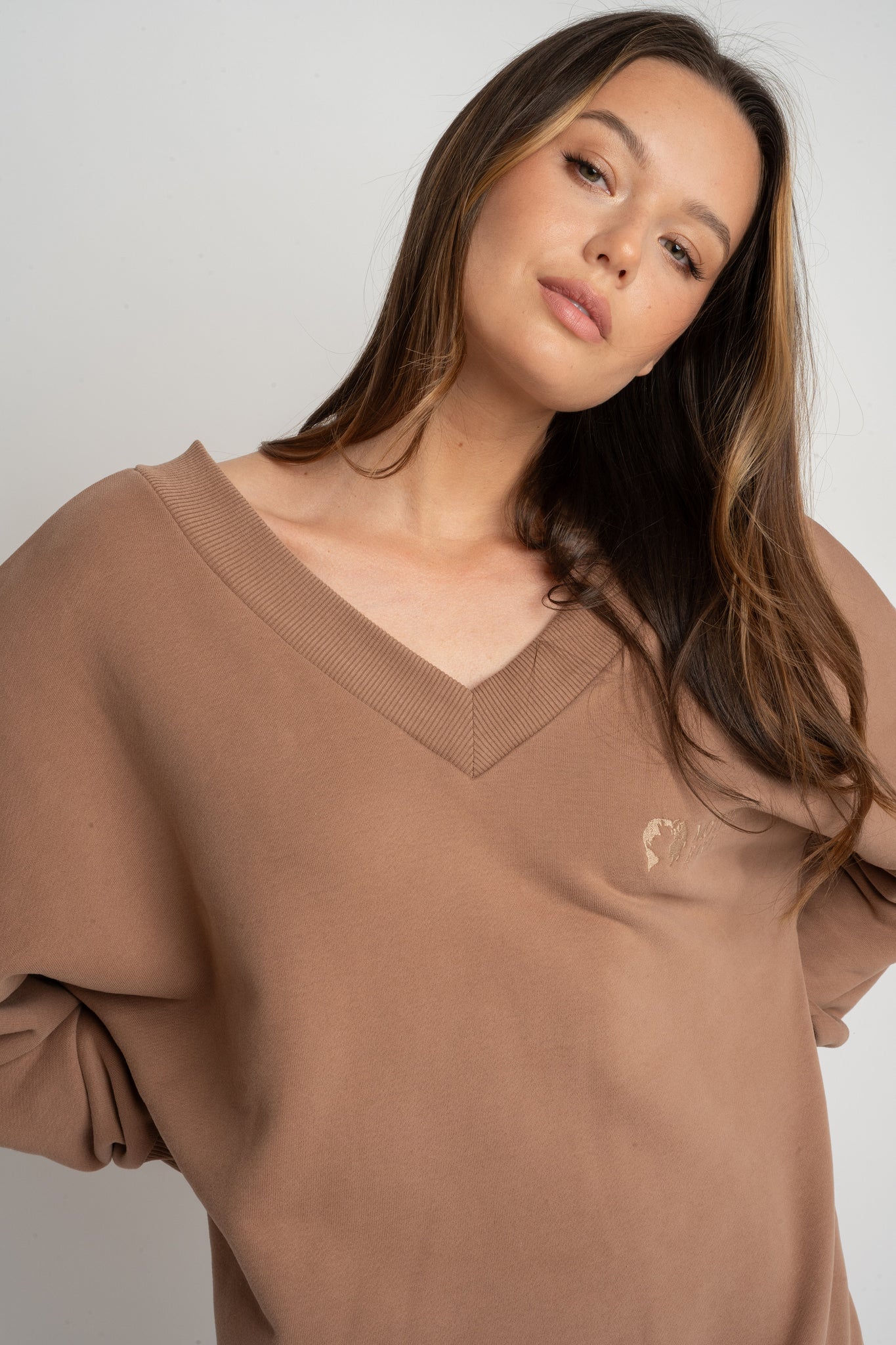 BLUZA Z DEKOLTEM OVERSIZE BRĄZOWA - BISCOE