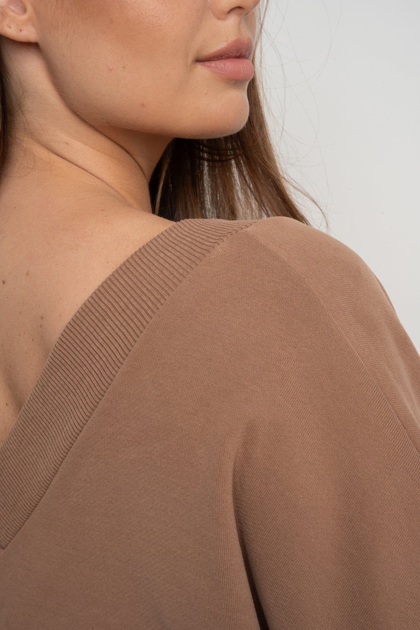 BLUZA Z DEKOLTEM OVERSIZE BRĄZOWA - BISCOE