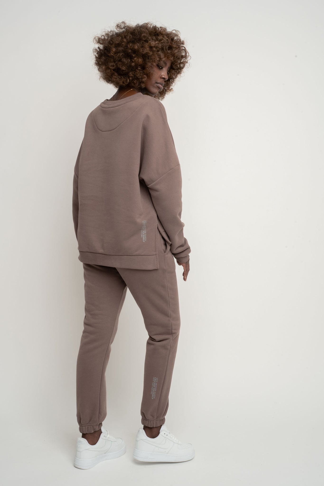 BLUZA O KROJU REGULAR FIT Z DŁUŻSZYM TYŁEM CAPPUCCINO- COOK