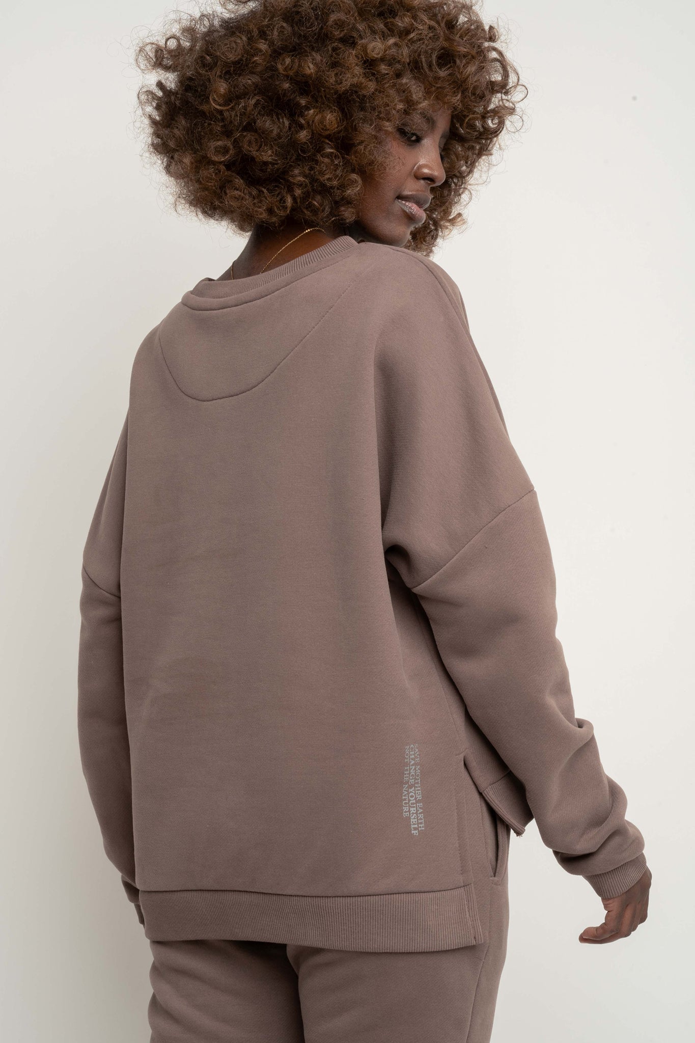 BLUZA O KROJU REGULAR FIT Z DŁUŻSZYM TYŁEM CAPPUCCINO- COOK