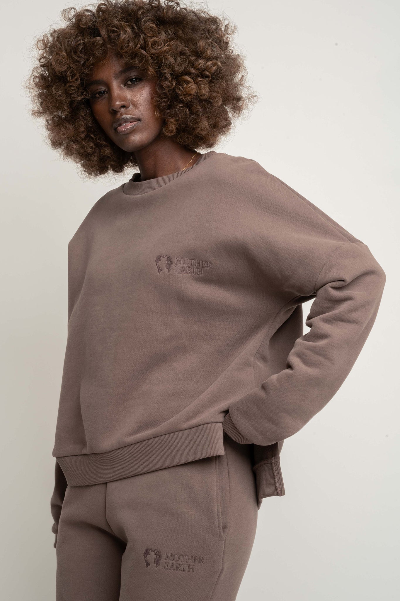 BLUZA O KROJU REGULAR FIT Z DŁUŻSZYM TYŁEM CAPPUCCINO- COOK