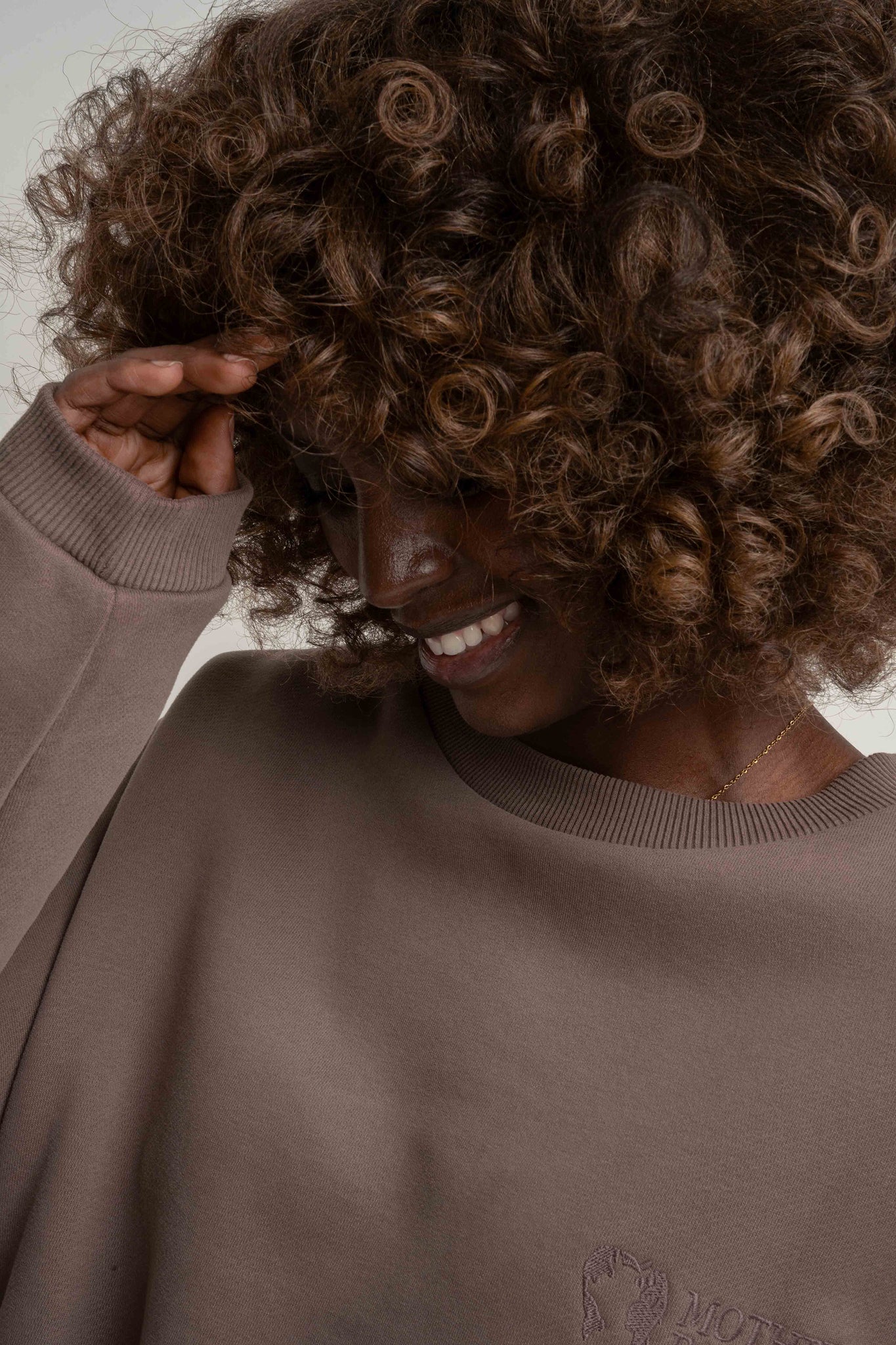 BLUZA O KROJU REGULAR FIT Z DŁUŻSZYM TYŁEM CAPPUCCINO- COOK